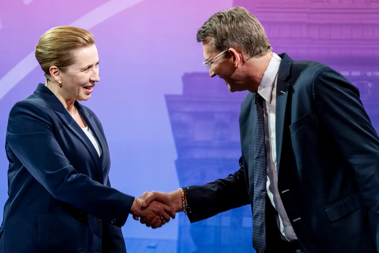 Statsministerkandidaterne Mette Frederiksen (S) og Troels Lund Poulsen (V) er ved at gå hver til sit. Men statsministeren fortsætter sit »dobbeltspil«.