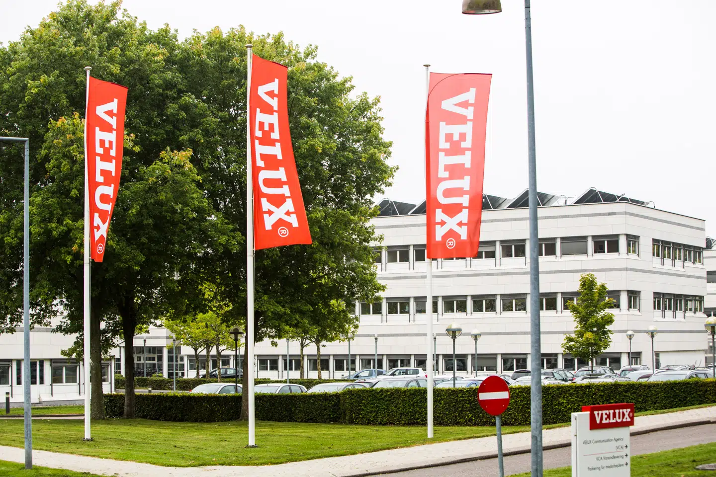 Det store danske industrifirma Velux ruller nu baglæns på sine klimamål for 2023.
