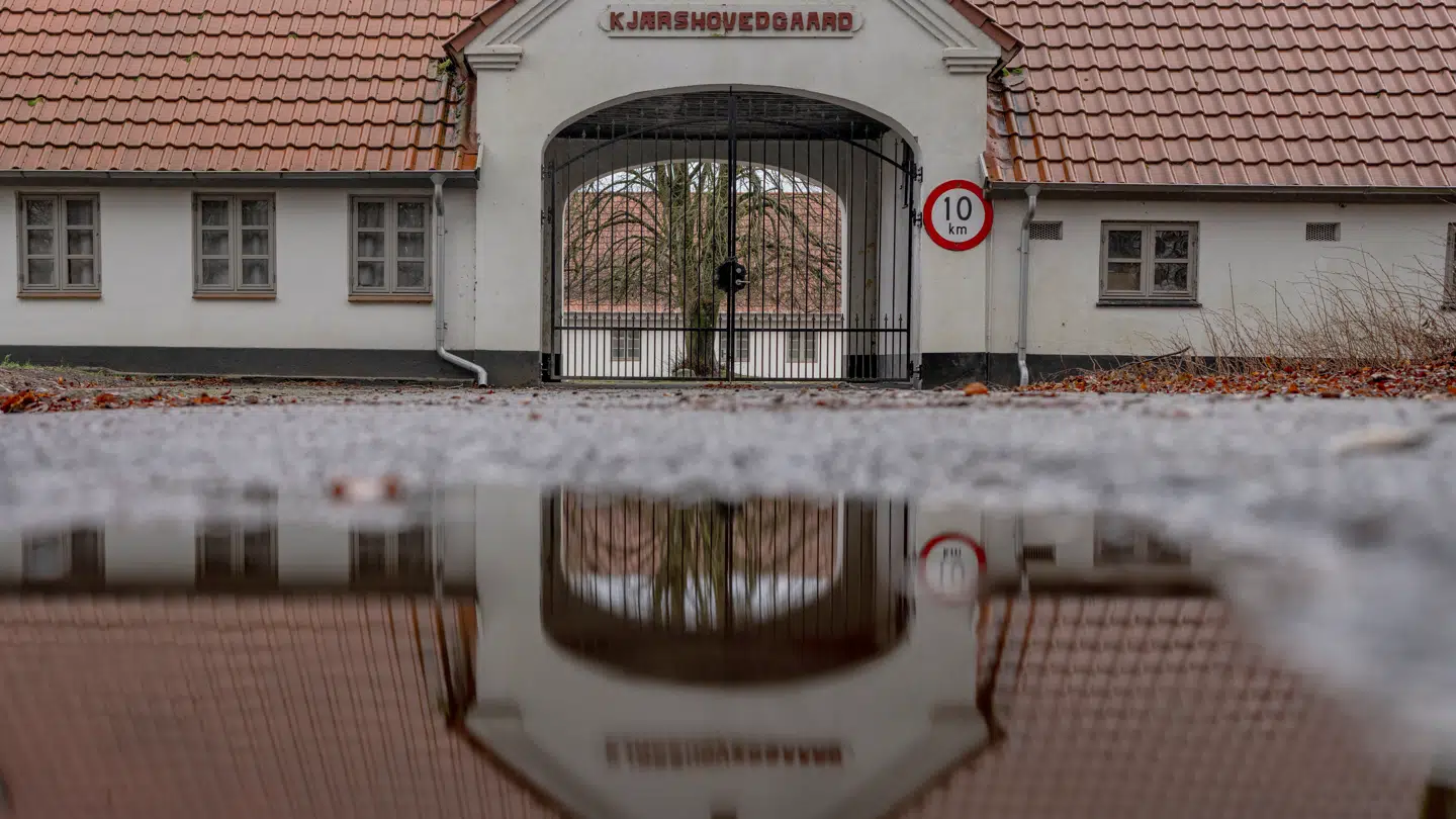 Ansatte på udrejsecentret Kærshovedgård beretter om et arbejdsmiljø præget af vold og trusler.