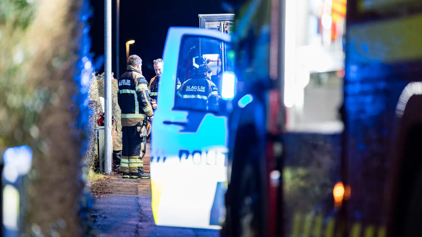 Brandvæsen og politi er til stede på Folehaven i Gørløv efter brand i villa fredag den 13. marts 2026.