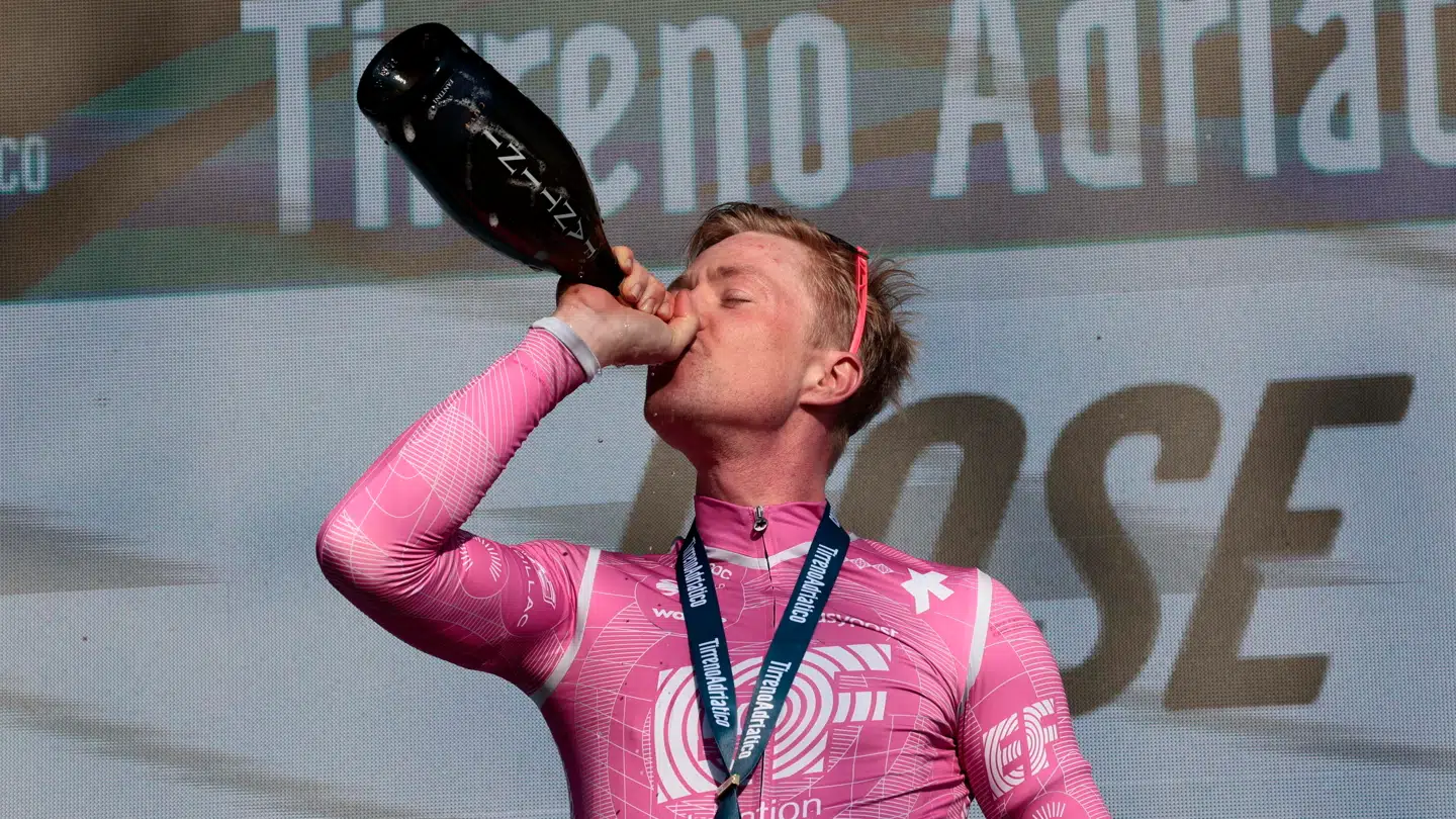 Michael Valgren tager en velfortjent tår af champagneflasken efter fredag at have taget sin første etapesejr i fem år.