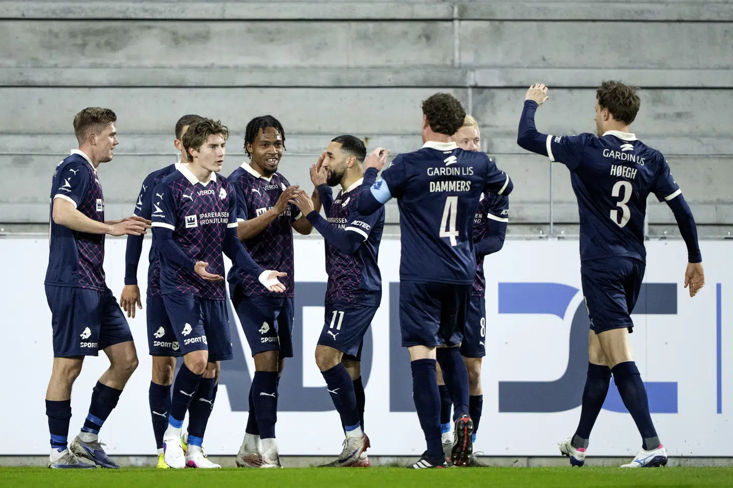 Randers-spillerne jubler, efter Warren Caddy tidligt i opgøret har bragt kronjyderne foran 2-0 mod Fredericia.