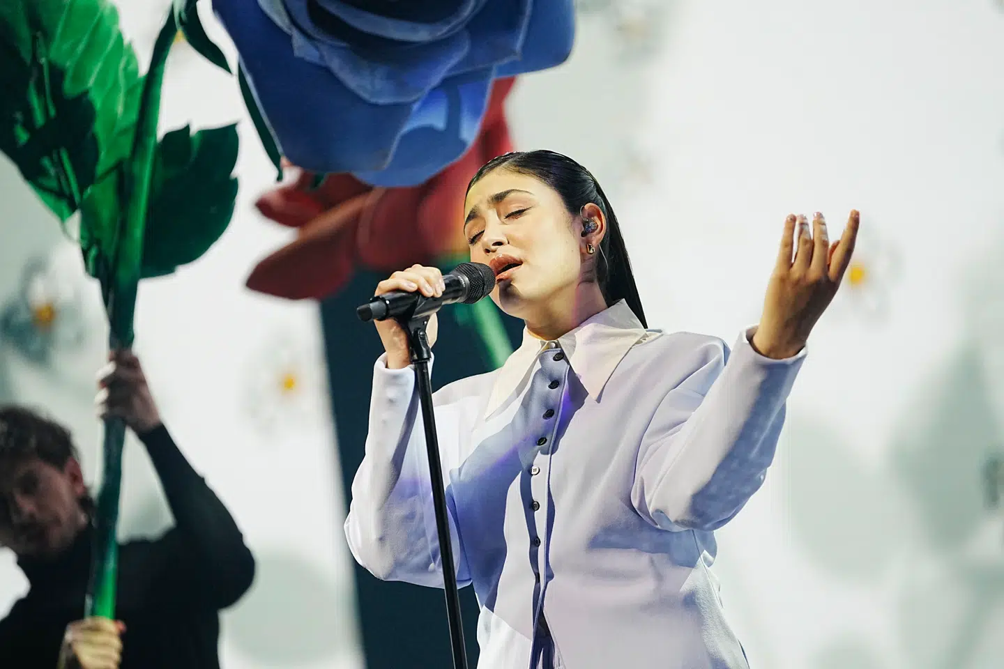 Der var blomsterbærere med på scenen, da Blachmans unge Hevi gav den gas – men generelt skal der mere end statister på scenen for at imponere.