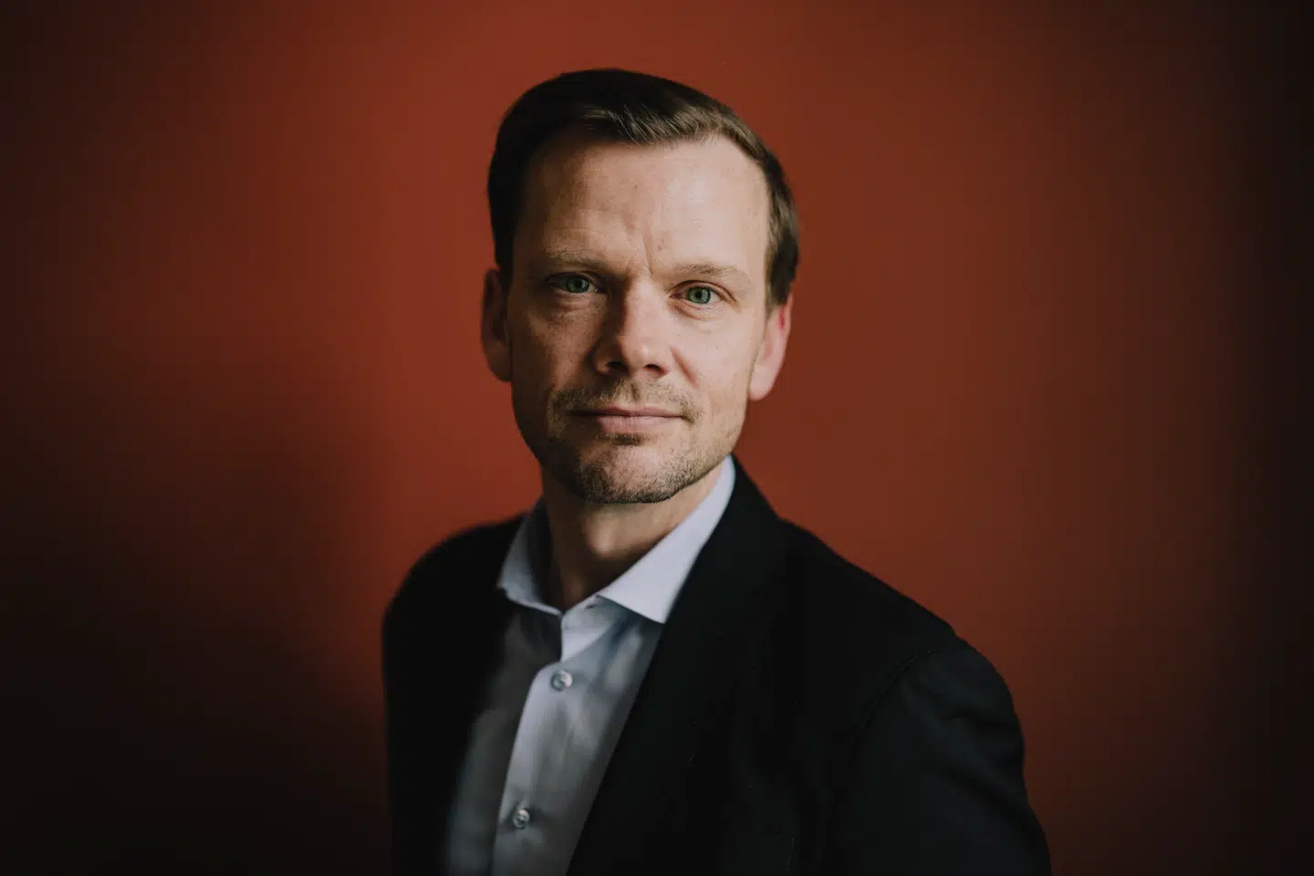 Peter Hummelgaard (S) afviser blankt kritik fra den tidligere Trump-stabschef, Alexander Gray, som beskylder den danske regering for at gå op i mod den amerikanske præsident for af indenrigspolitiske årsager.