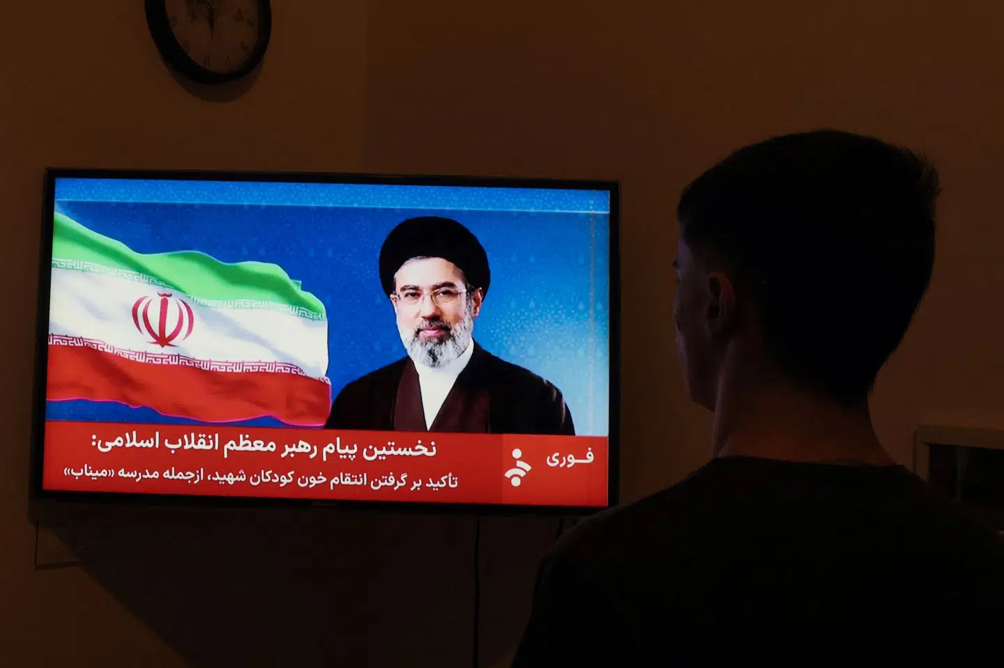 En mand ser på, mens en udtalelse fra Irans nye øverste leder, Mojtaba Khamenei, bliver læst op torsdag. Ifølge USA er han såret. (Arkivfoto).