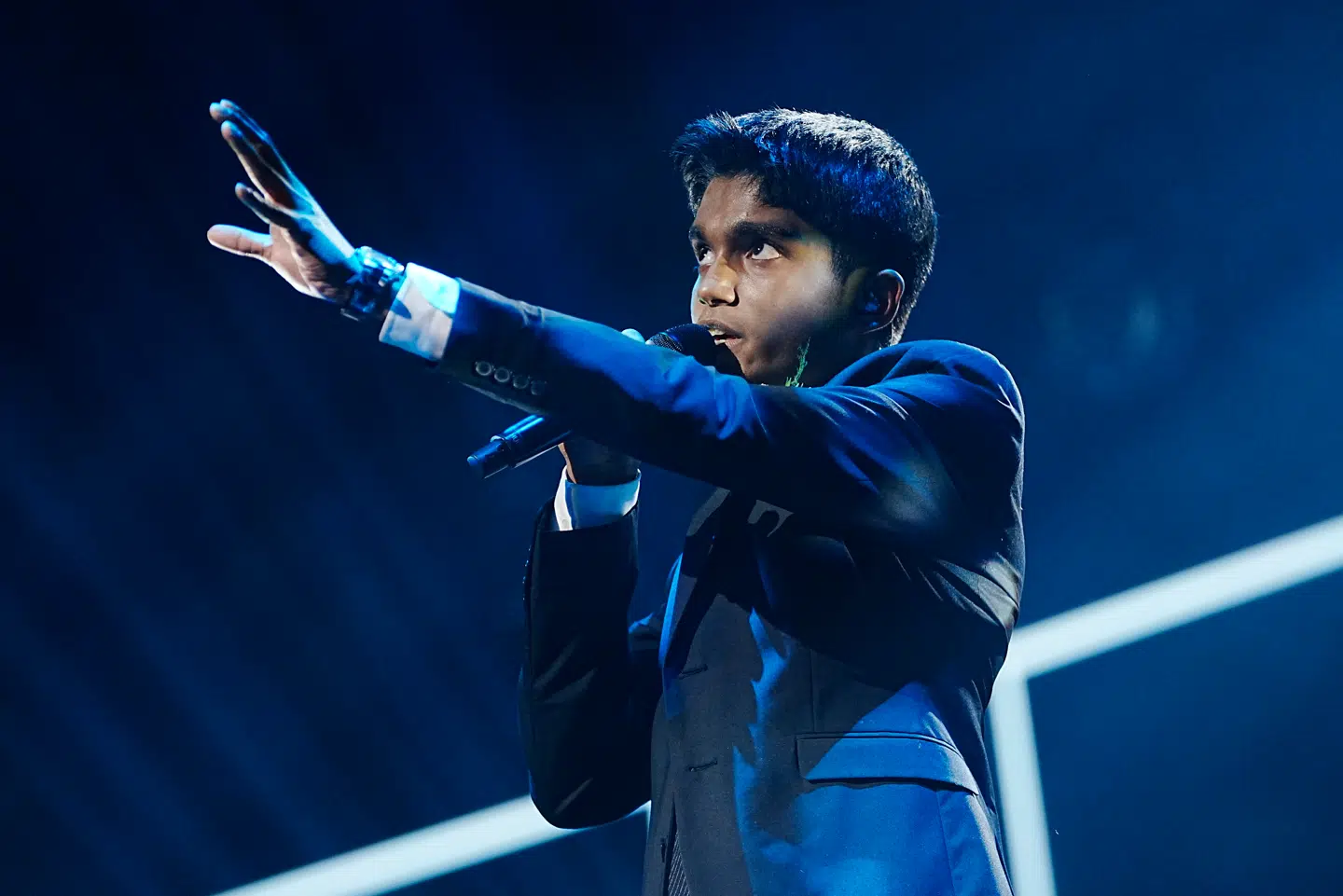 Hugo A optrådte med sangen 'Pianomand' af Kim Larsen og gik sikkert videre, trods sin dommer Benjamin Havs mange kommentarer om, at denne fredag ville være den unge deltagers endeligt.