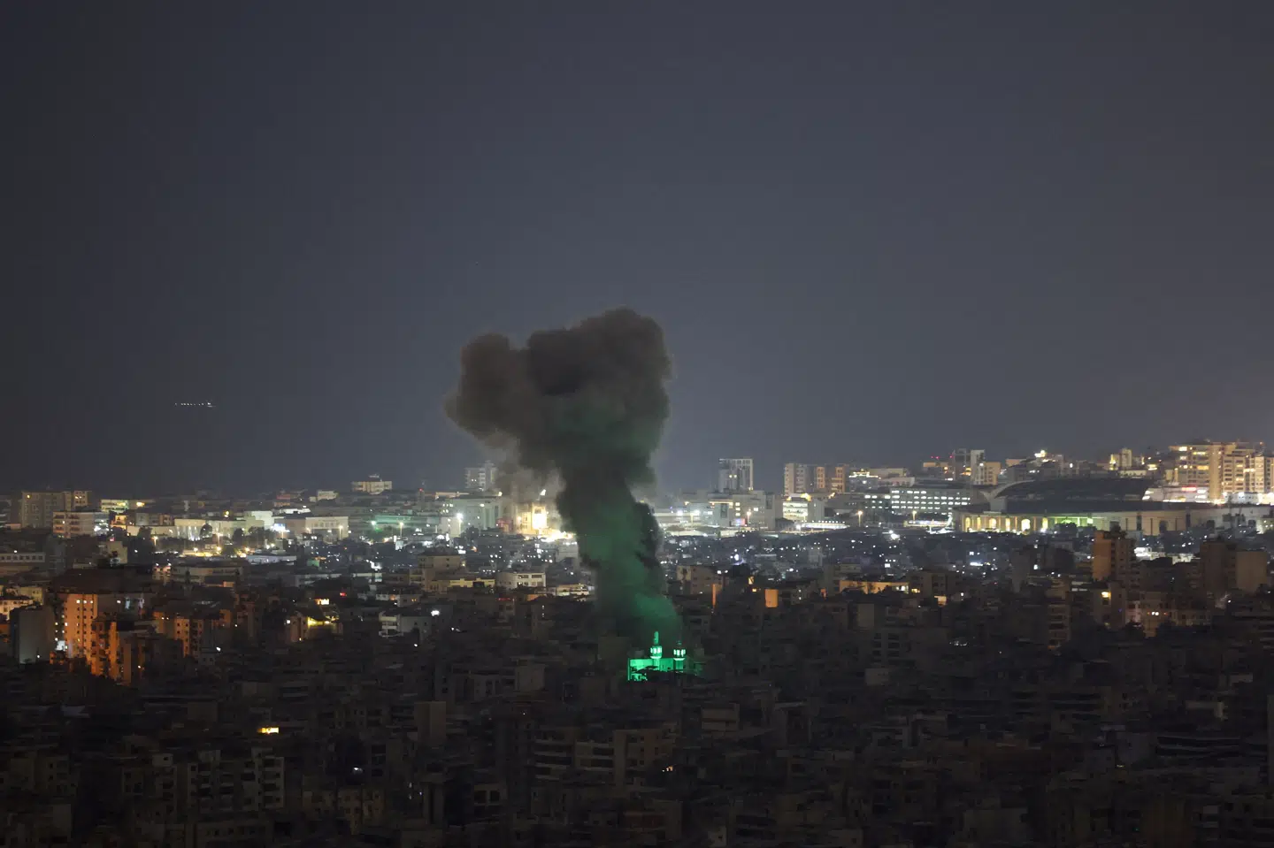 Røg stiger op over Libanons hovedstad, Beirut, fredag efter endnu et israelsk angreb i konflikten mellem Israel og den militante bevægelse Hizbollah. (Arkivfoto).