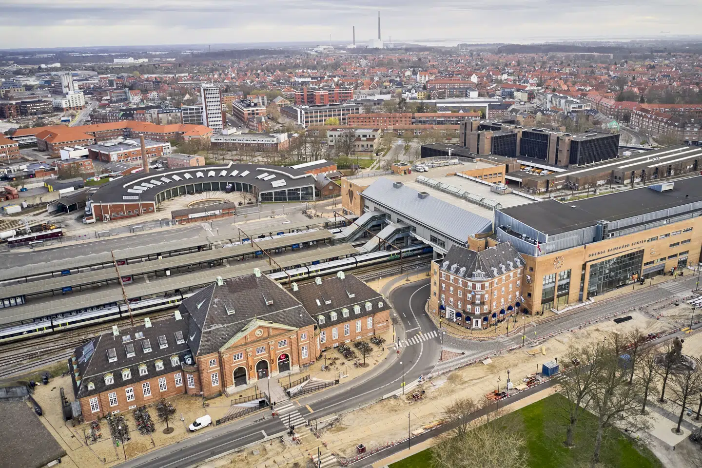 En mand i starten af 20'erne blev fredag aften stukket med kniv i ryggen på Odense Banegård Center. En jævnaldrende mand er anholdt. (Arkivfoto).