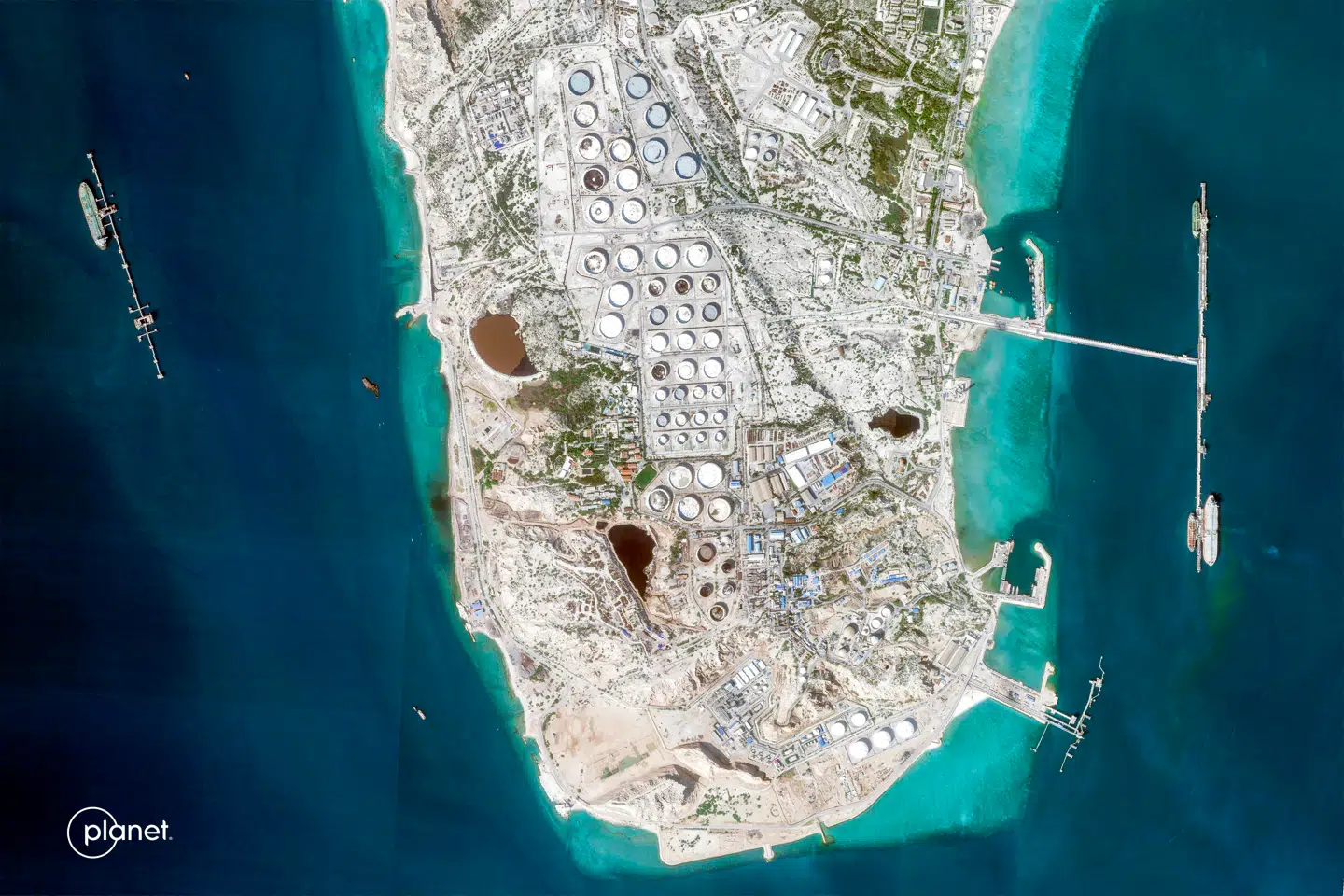 Et satellitbillede taget den 22. februar viser øen Kharg, hvor størstedelen af Irans olie eksporteres fra.