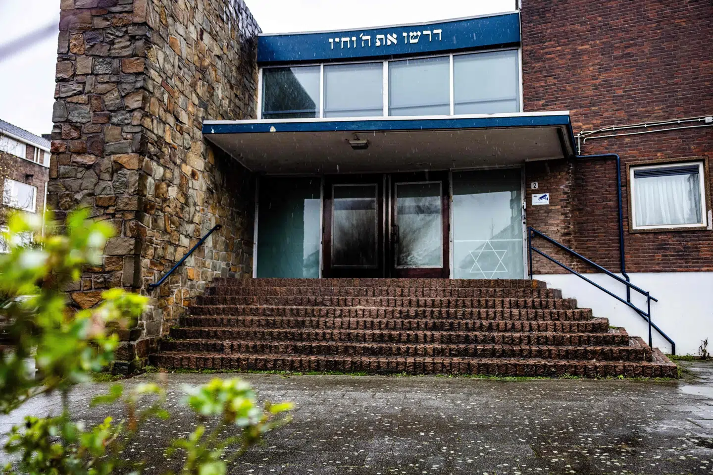 Synagogen på billedet, der ligger i Rotterdam, blev natten til fredag udsat for et brandattentat, og lørdag morgen er en jødisk skole i Amsterdam blevet ramt af en eksplosion. (Arkivfoto).