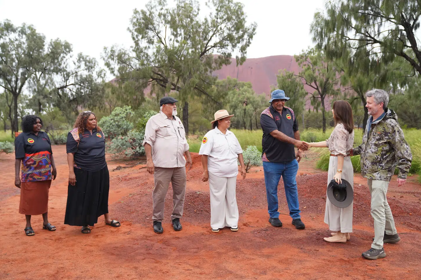 Ledere fra Anangu-folket har lørdag eftermiddag lokal tid budt kongeparret velkommen til Australien. Anangu-folket er det oprindelige folk, der traditionelt har ejet området omkring den verdensberømte stenformation Uluru.