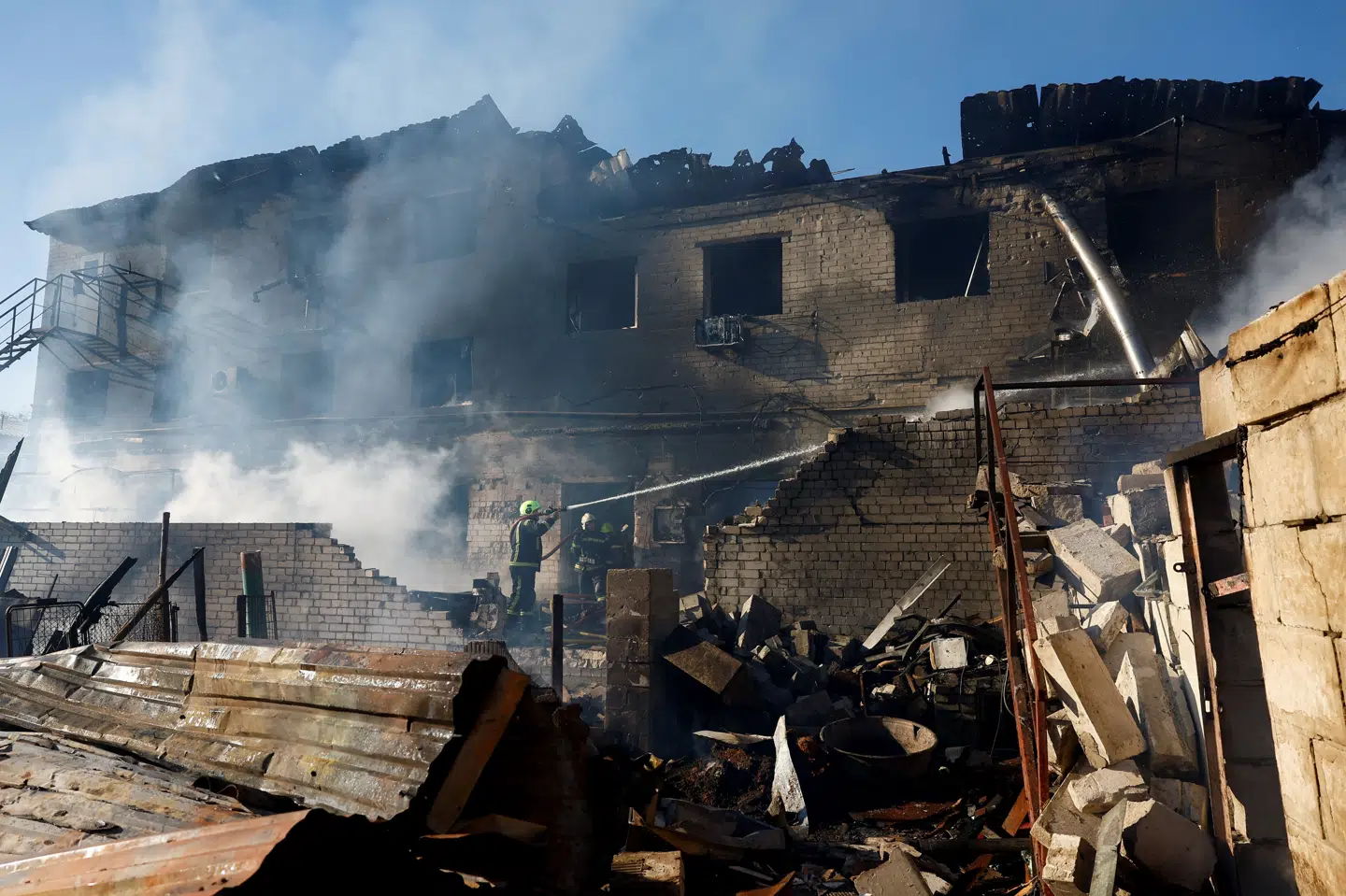 Røg stiger op i byen Brovary i Kyiv-regionen, hvor der lørdag har været et russisk missil- og droneangreb.