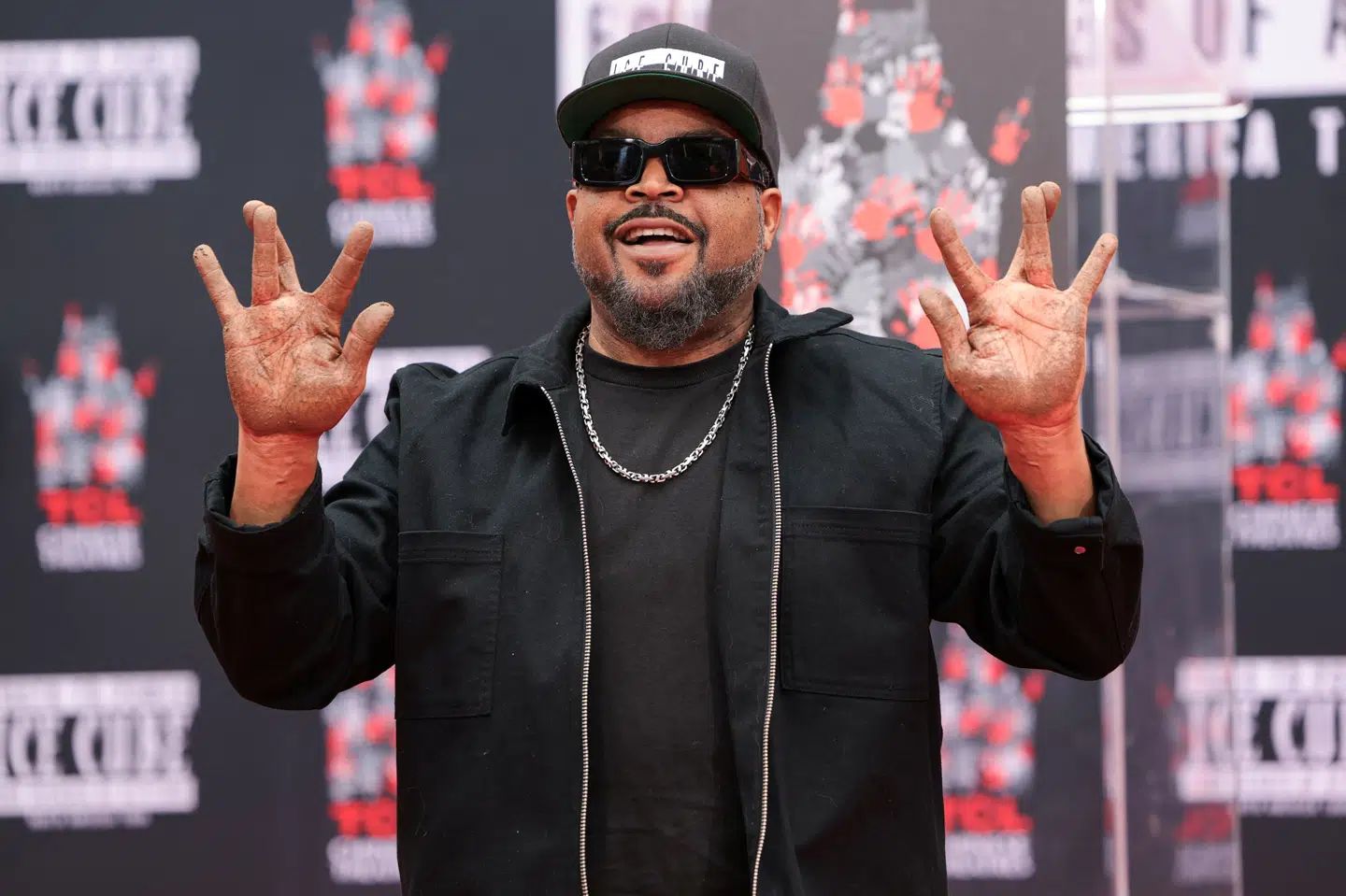 Rapperen og skuespilleren Ice Cube kaster håndtegn efter at have sat hånd- og fodaftryk i cementen i Hollywood i Los Angeles i april 2025. (Arkivfoto).
