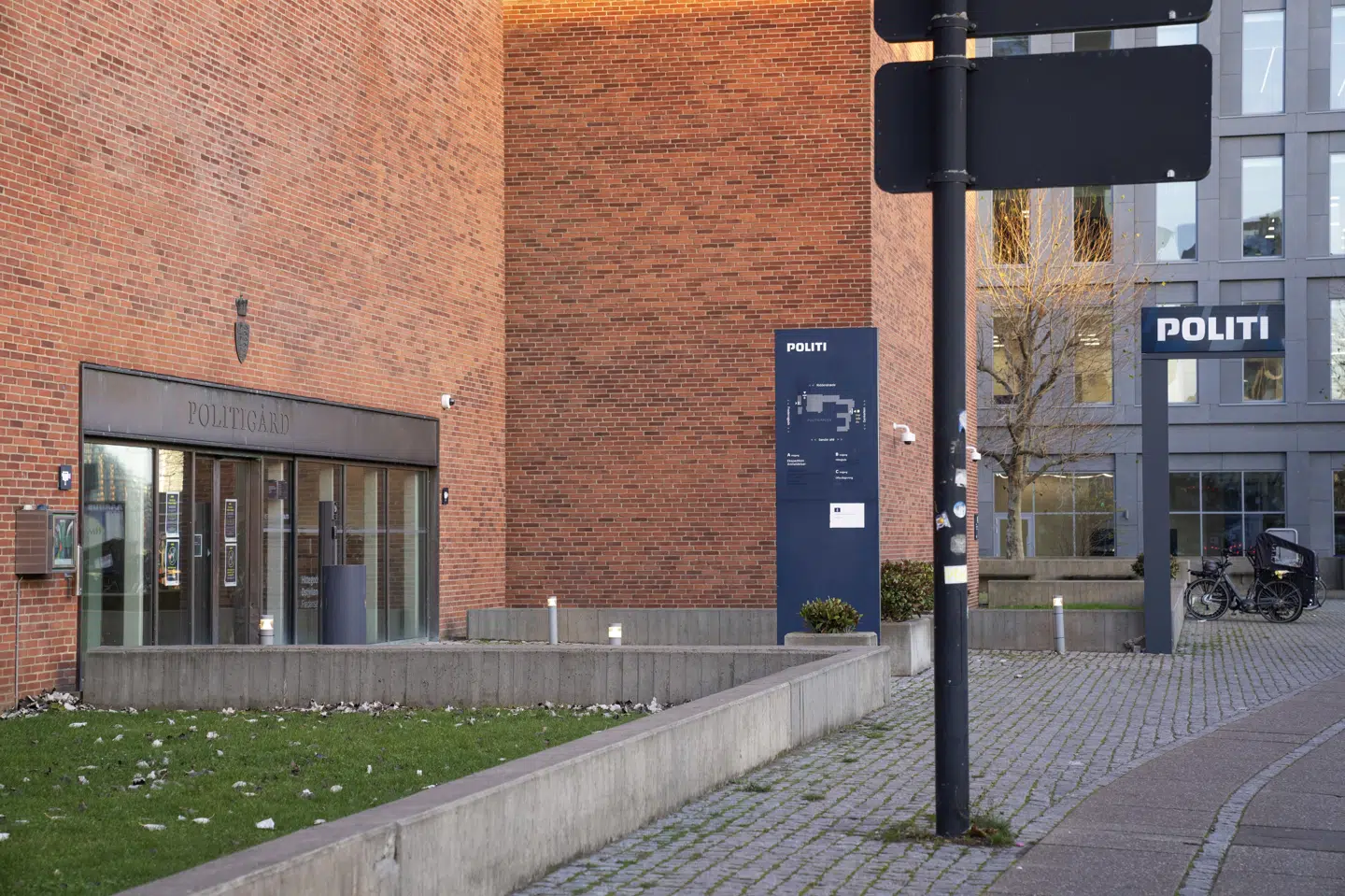 Østjyllands Politi har natten til lørdag været til stede i Grønnegade i Aarhus i forbindelse med et drabsforsøg. På billedet ses politigården i Aarhus. (Arkivfoto).