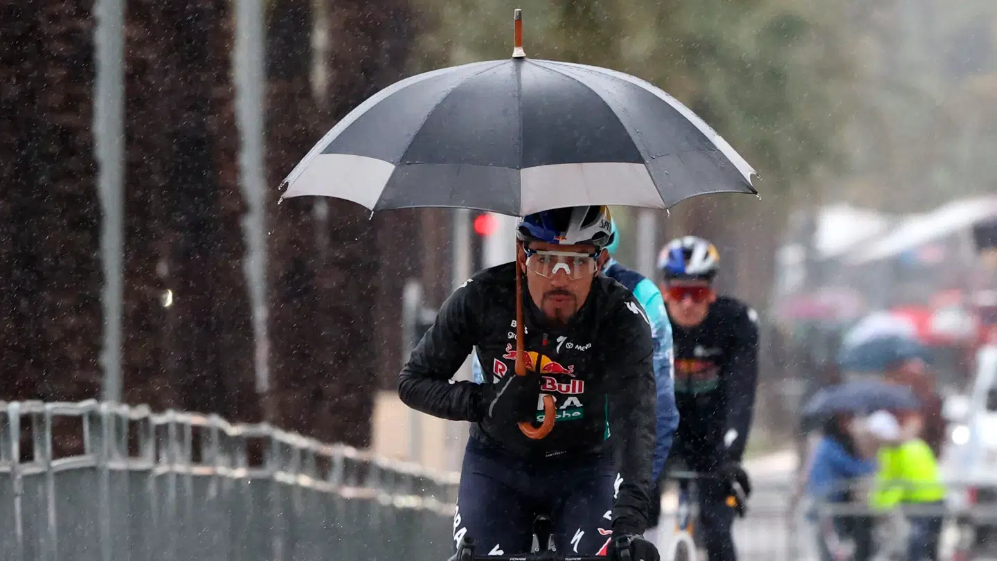 Den colombianske rytter Daniel Martinez har fundet paraplyen frem.