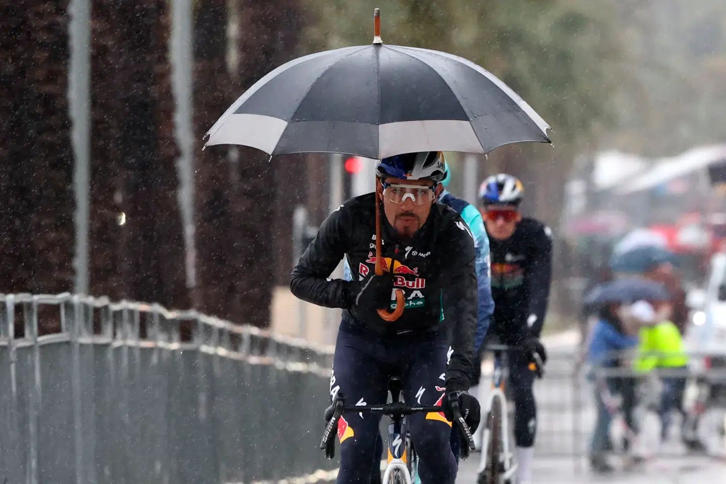 Der er også lovet regn på visse dele af lørdagens rute. Her er det Daniel Felipe Martínez med en paraply i startområdet.