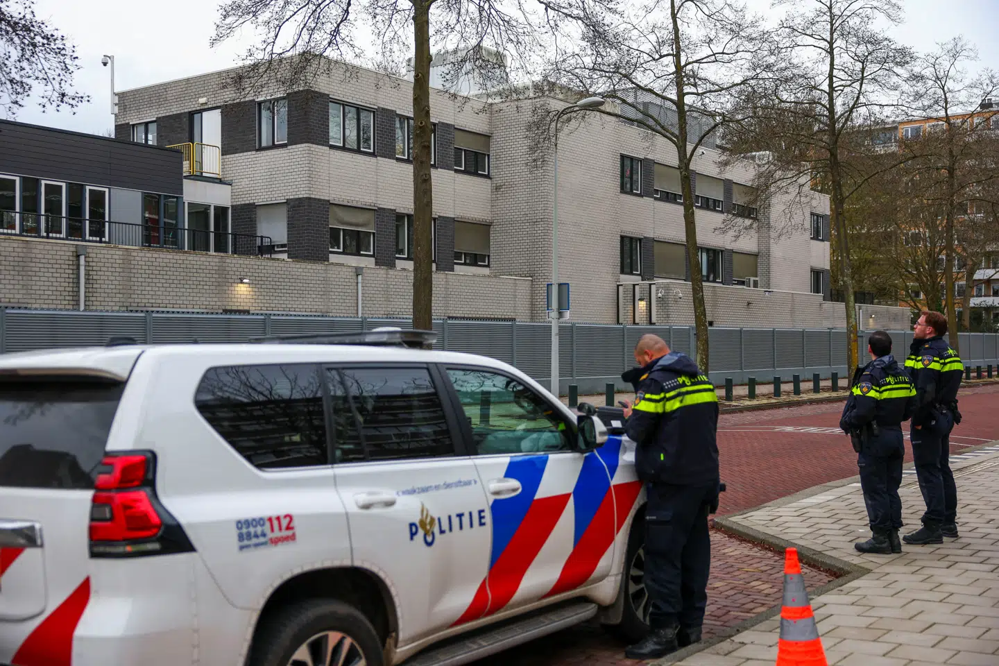 Lørdag blev en jødisk skole i Amsterdam ramt af en eksplosion. Angrebet er det seneste af en lang række angreb mod jødiske institutioner i den vestlige verden.