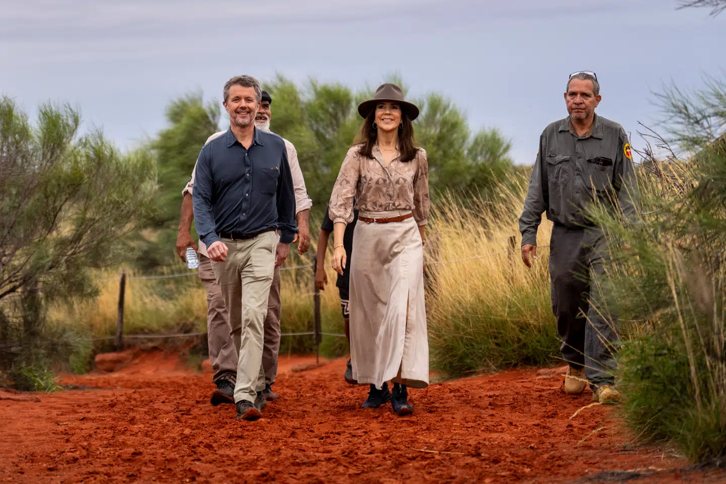 Da Kongeparret senere skulle ud og se solnedgangen over Uluru, havde dronning Mary skiftet sine ballerinasko ud med et par praktiske vandrestøvler.