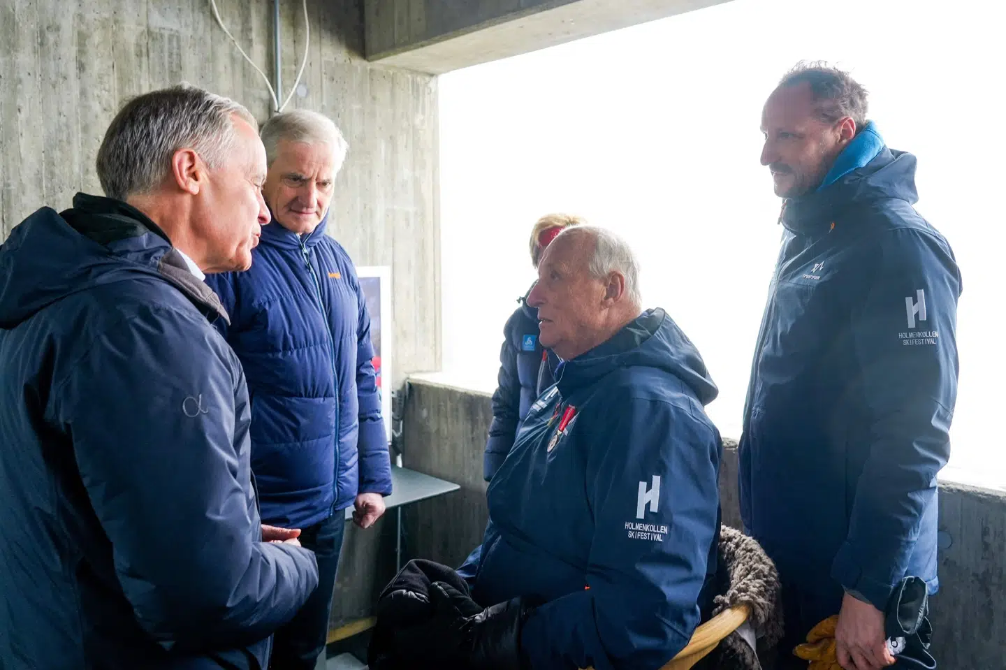 Den canadiske premierminister, Mark Carney (til venstre), og Norges statsminister, Jonas Gahr Støre (nummer to fra venstre), lagde lørdag vejen forbi kongetribunen ved den årlige skibegivenhed i Holmenkollen.