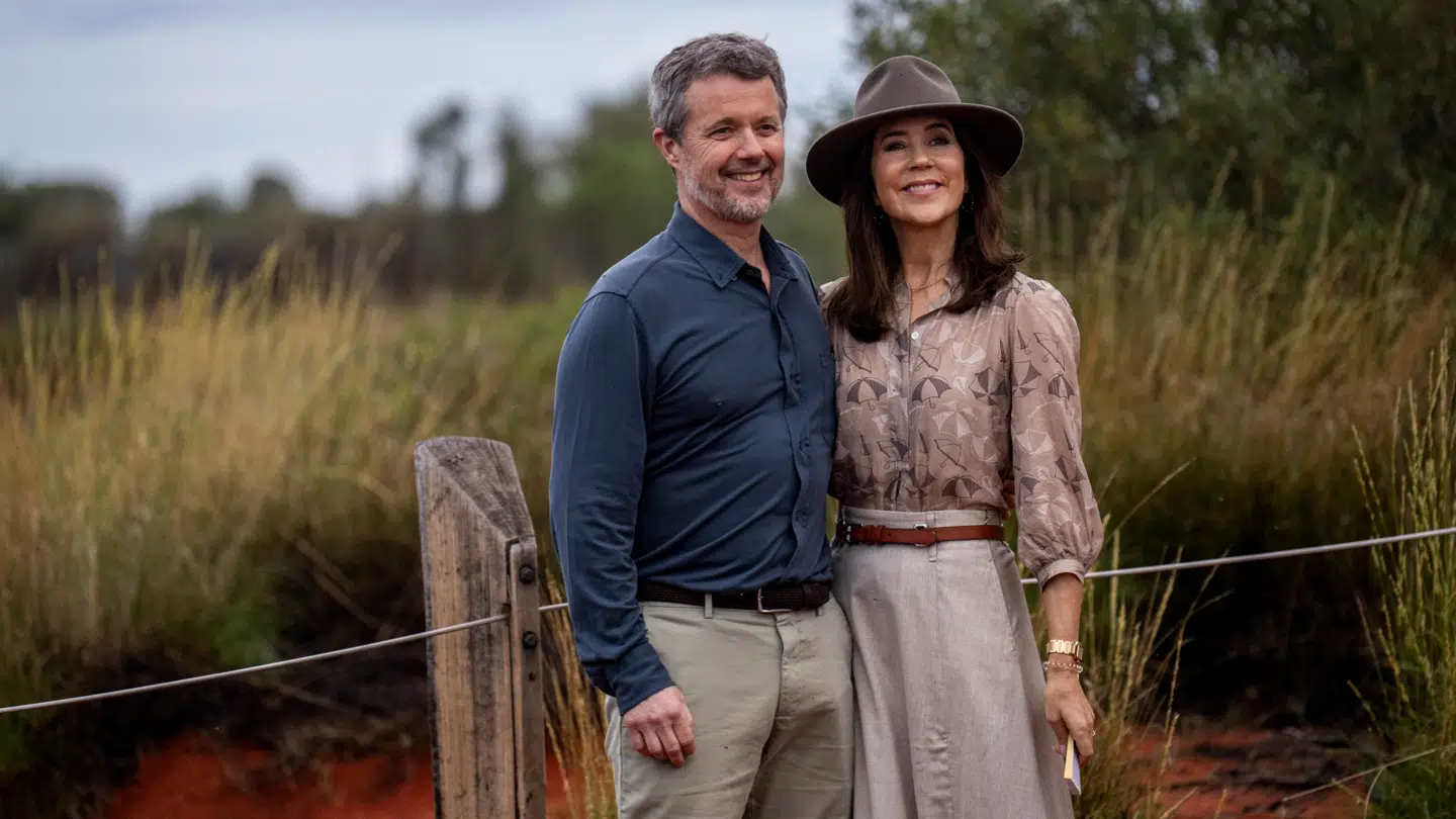 Der blev givet strenge ordrer om ikke at bevæge sig uden for de indhegnede stier, fordi der både er farlige slanger og hellige områder, som man ikke må nærme sig under førstedagen af Kongeparrets statsbesøg i Australien ved det oprindelige Anangu-folks hellige stenformation Uluru.