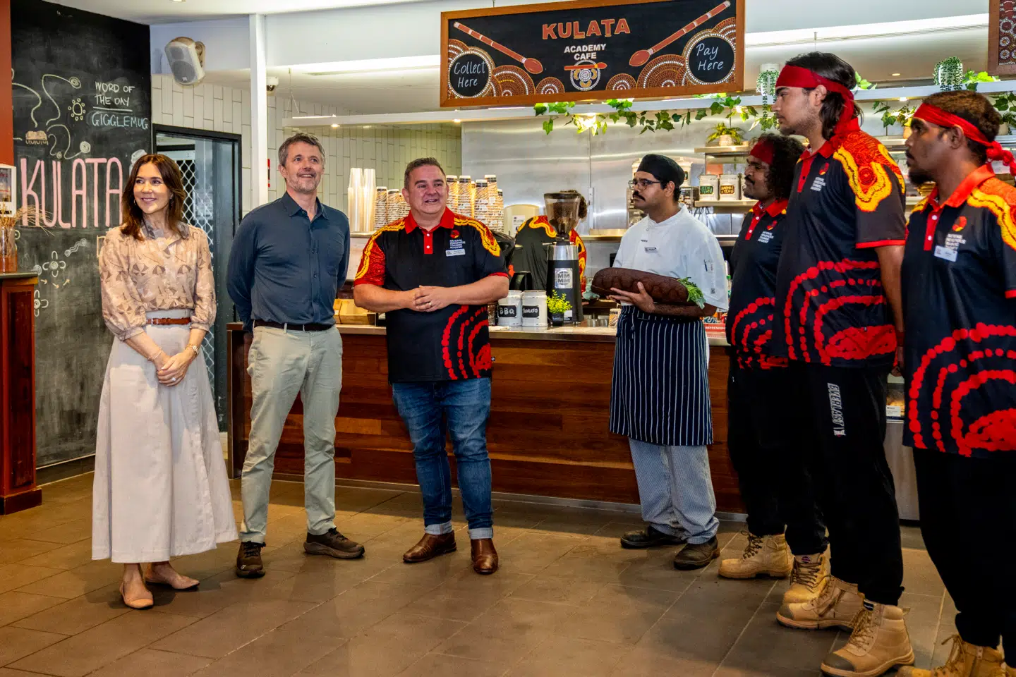 Dronning Mary bar feminine ballerinaer ved den officielle modtagelse i Uluru i Australien og efterfølgende på den nærliggende uddannelsescafé. Men inden solnedgangen skulle nydes i nationalparken, skiftede hun »særligt slående« sko, bemærker flere medier.