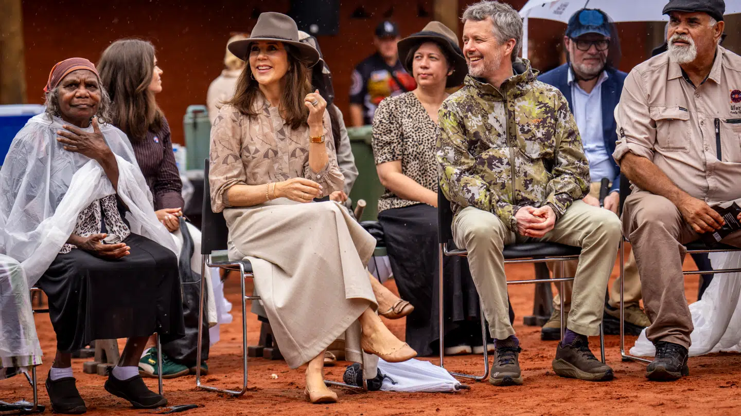 Dronning Mary startede statsbesøget i Australien i feminine, nudefarvede ballerinaer. Men efterfølgende skiftede dronningen sko, hvilket flere medier bed mærke i.