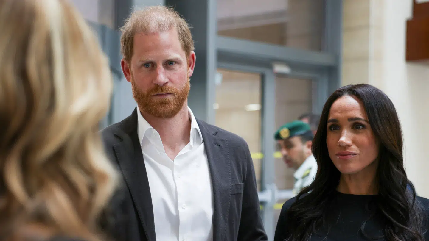 Den britiske prins Harry og hertuginde Meghan Markle afviser nu de påstande, der kommer frem om dem i en ny bog, som de kalder for »forskruet konspiration«.