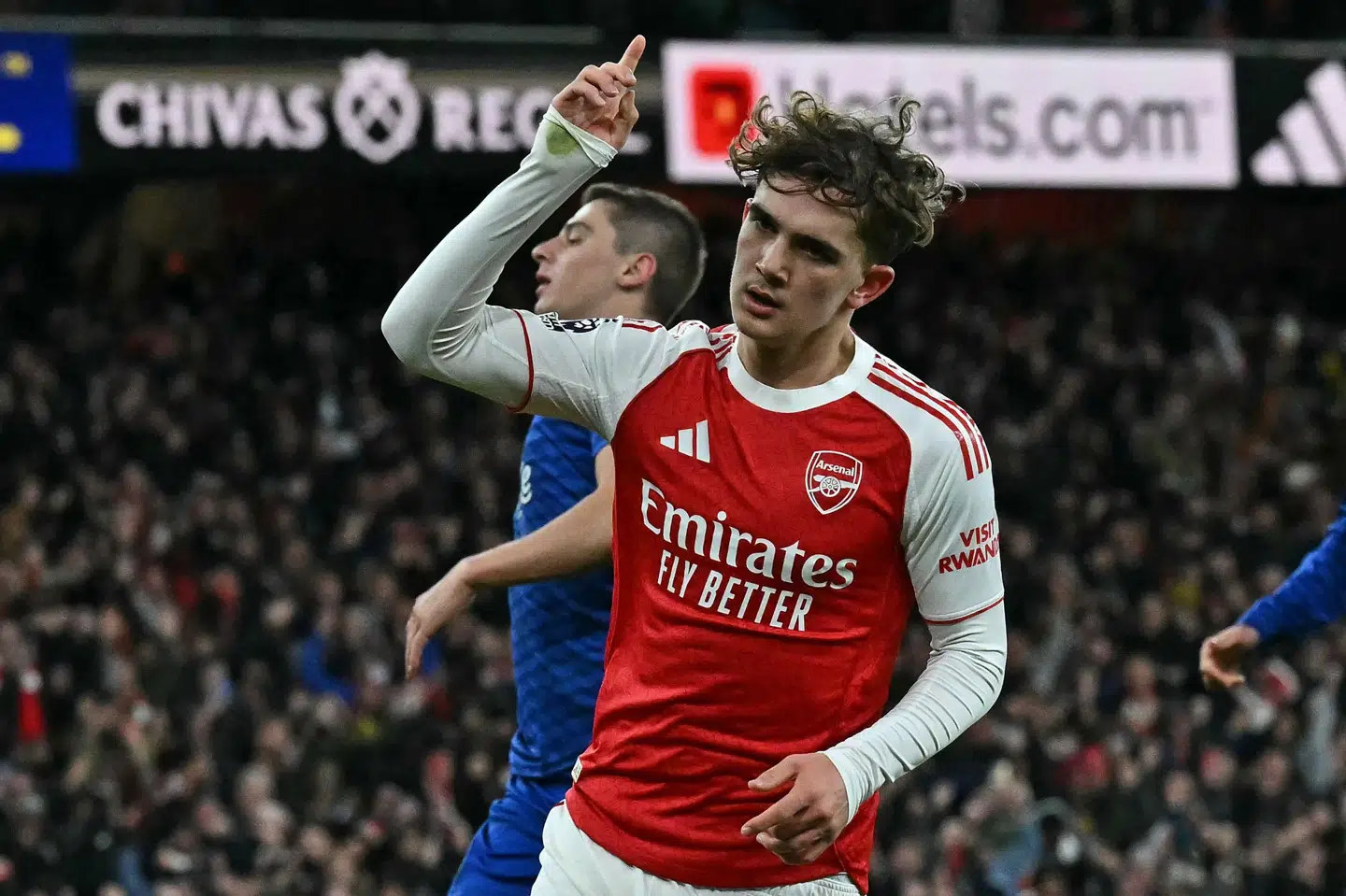 Arsenals indskiftede teenager Max Dowman kom ind og blev den yngste målscorer i Premier Leagues historie. Max Dowman er 16 år og 73 dage.