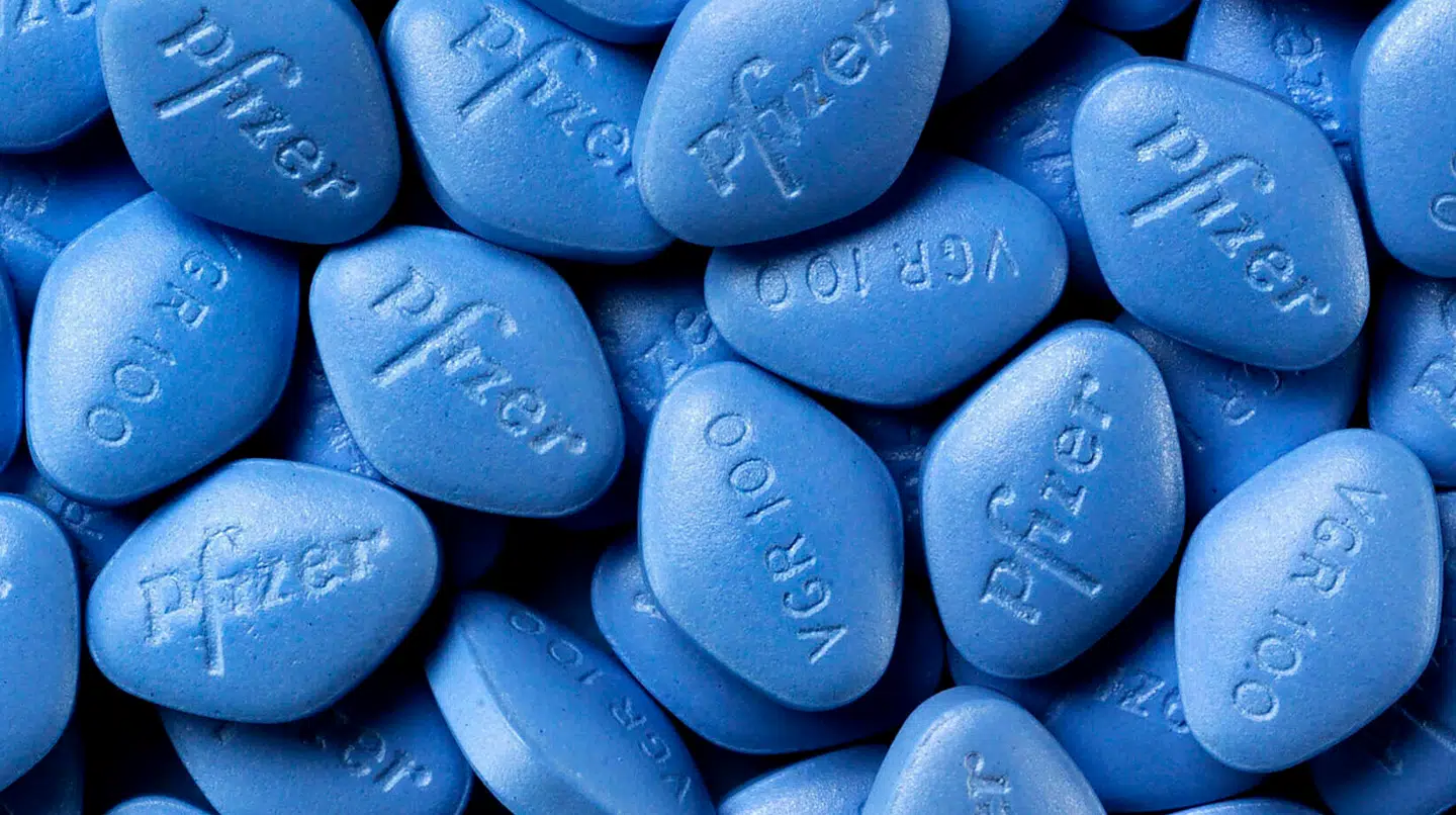 (FILES) File photo taken on May 05, 2003 showing Viagra pills made by Pfizer. - Brazilian President Jair Bolsonaro downplayed on April 13, 2022 the purchase of around 50, 000 pills of viagra for the Armed Forces. After revelations that the Brazilian military had bought Viagra pills for its troops, a lawmaker claimed on April 12 it had also acquired 60 penile implants - - for reasons that were not divulged. (Photo by HO / AFP)