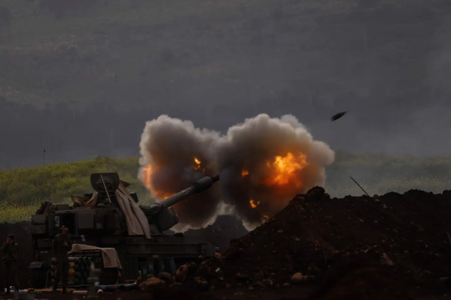 Israelsk militær skyder fra det nordlige Israel hen over grænsen mod det sydlige Libanon, hvor der ifølge Hizbollah lørdag aften er direkte sammenstød mellem israelske soldater og militante medlemmer af den shiamuslimske bevægelse.