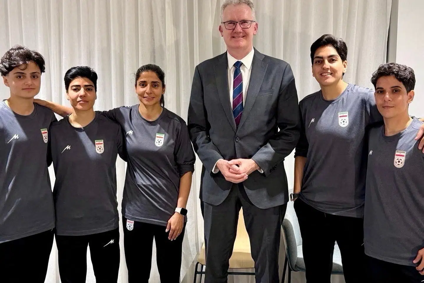 Australiens indenrigsminister, Tony Burke, delte mandag et billede af fem spillere fra det iranske landshold, der havde søgt om asyl i Australien. Søndag har flere af dem forladt landet. (Arkivfoto):