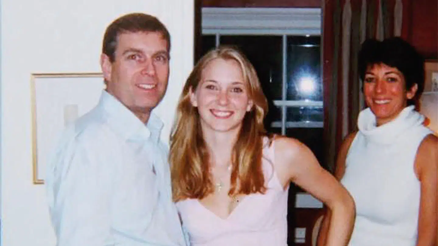 Andrew benægter at have mødt Epstein-offeret Virginia Giuffre på trods af dette foto.