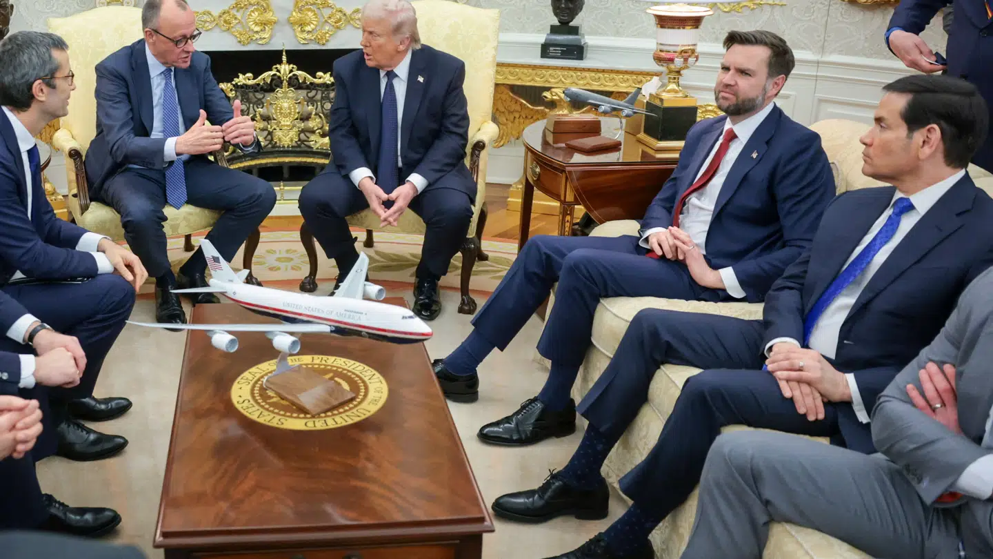 Her ses J.D. Vance og Marco Rubio angiveligt iklædt deres sko.