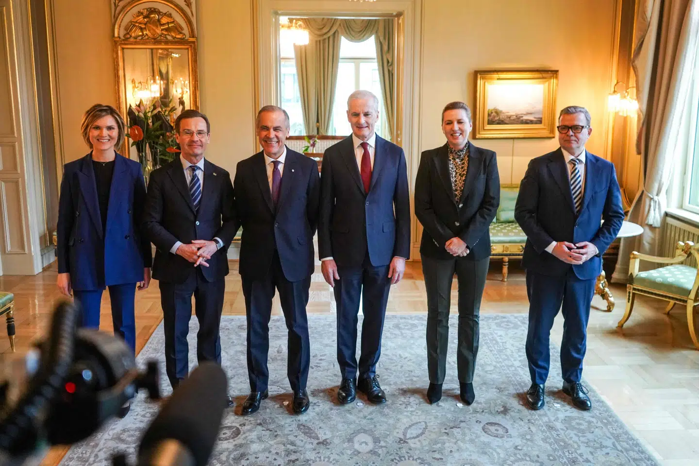 De nordiske regeringsledere og Canadas premierminister, Mark Carney, stiller op til foto i forbindelse med møde i Oslo søndag.