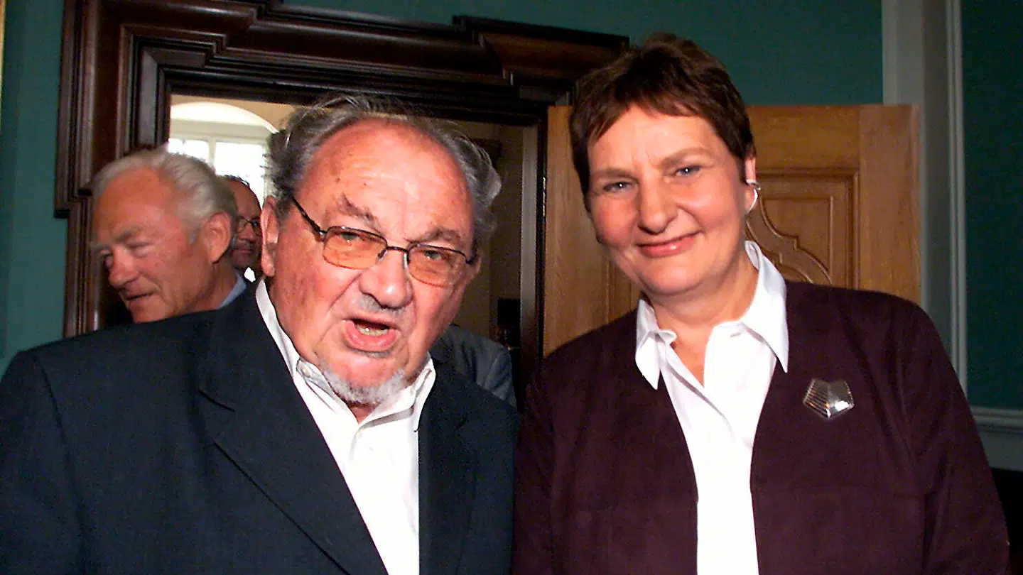 6. september 2001 kunne Birte Weiss fejre, at hun havde været medlem af Folketinget i 25 år. Blandt de mange, der kom forbi Christiansborg for at ønske tillykke, var den tidligere statsminister Anker Jørgensen.