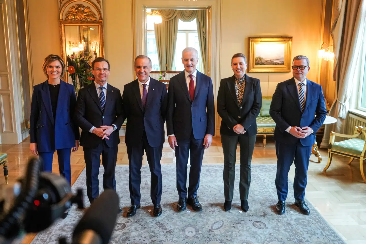 Deltagerne på mødet i Oslo (fra venstre mod højre) – fra Island: Kristrun Frostadottir, fra Sverige: Ulf Kristersson, fra Canada: Mark Carney, fra Norge: Jonas Gahr Støre, fra Danmark: Mette Frederiksen, fra Finland: Petteri Orpo.