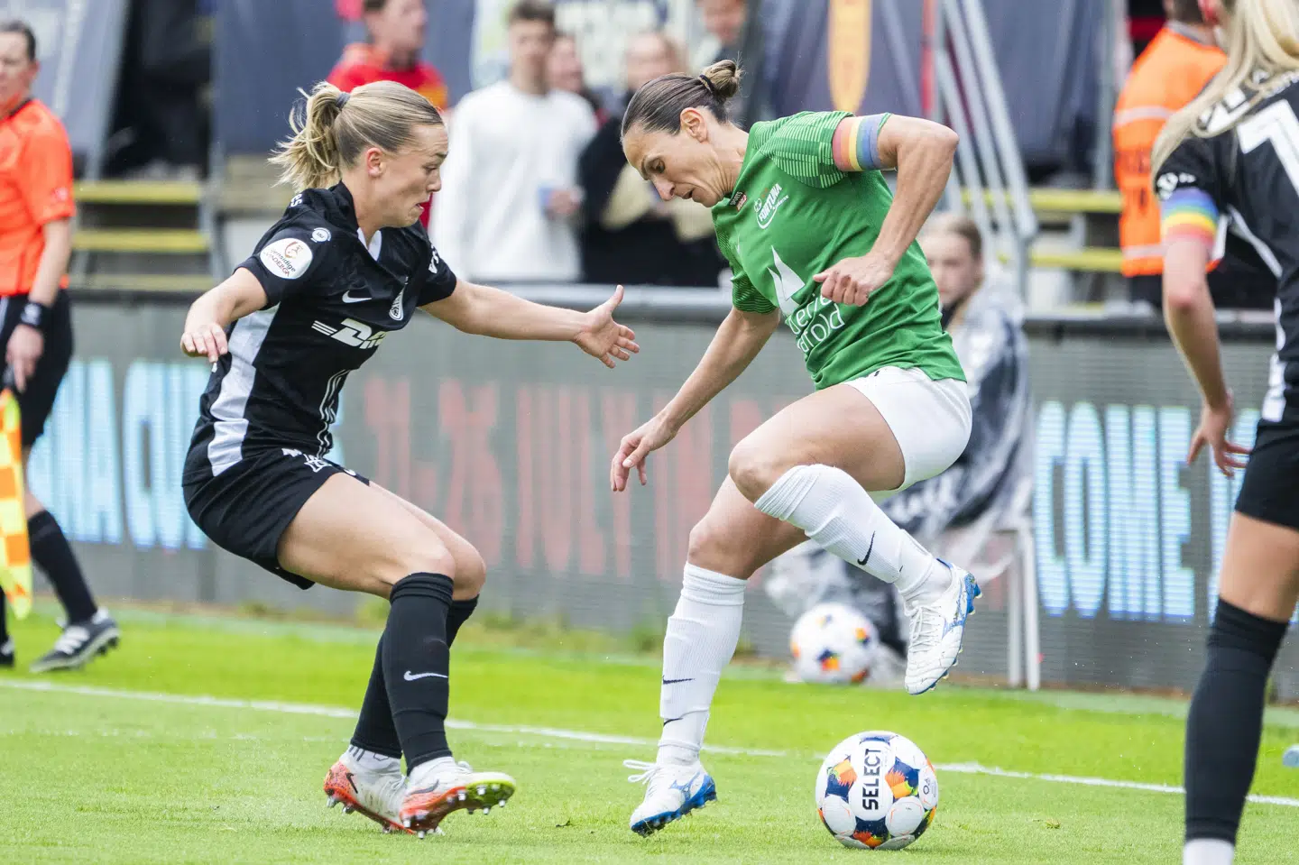 Florentina Olar-Spanu (grøn trøje, red.) scorede et drømmemål for Fortuna Hjørring, men Brøndby vandt alligevel på et sent mål. (Arkivfoto).