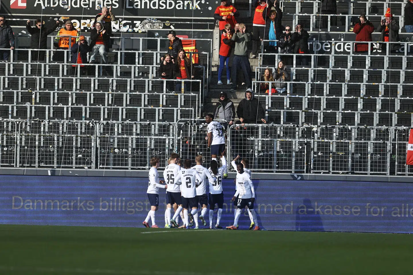 FC Nordsjælland-spillerne fejrede 1-0-målet foran de få fans, der var mødt op på MCH Arena.