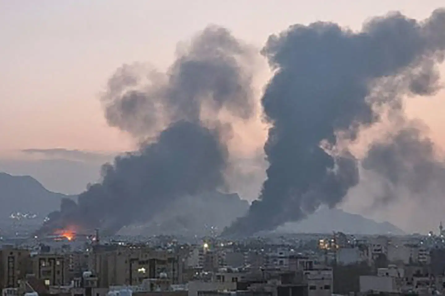 Røg stiger op over den iranske by Isfahan, hvor størstedelen af lørdagens israelske og amerikanske luftangreb var rettet mod.