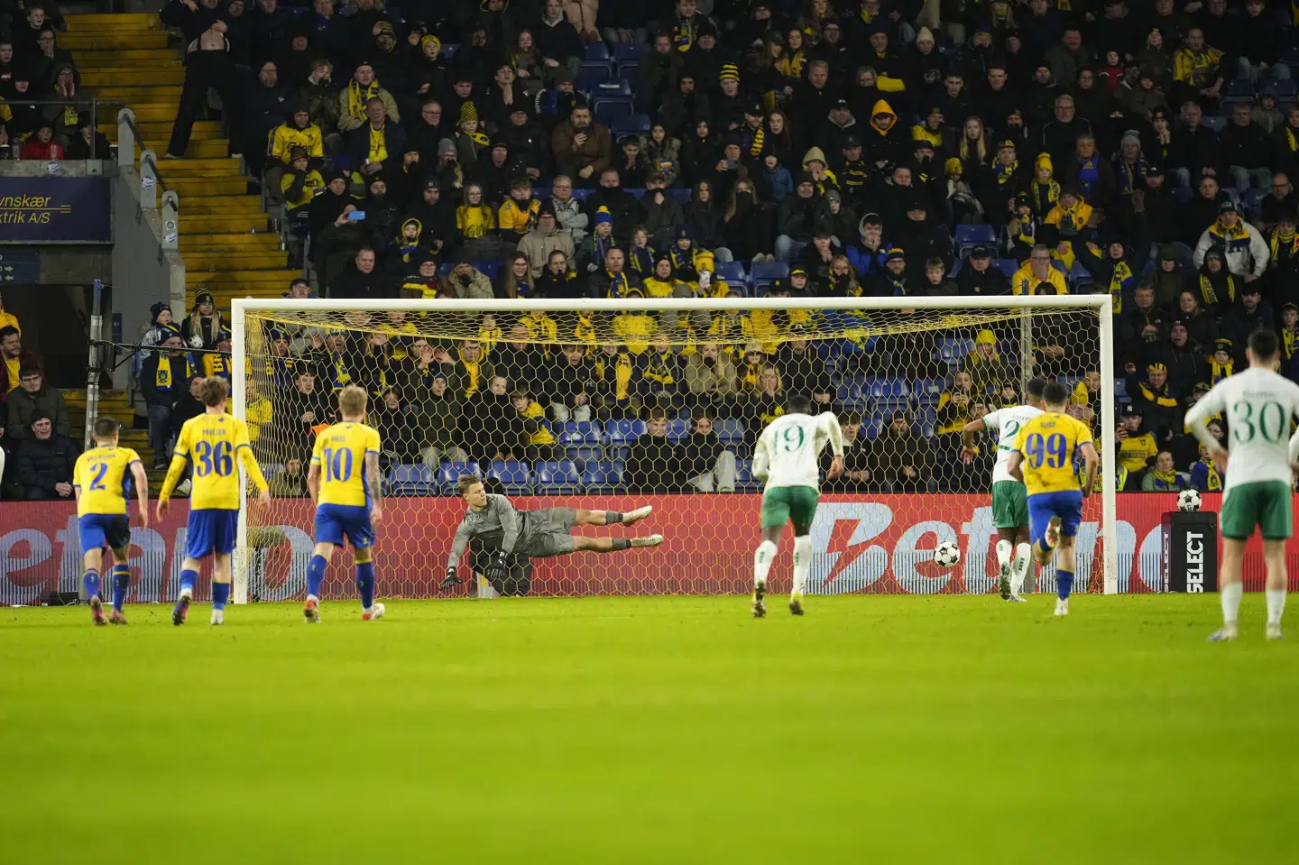 Brøndby-keeper Patrick Pentz kastede sig i den forkerte retning på Viborgs andet straffespark, som Daniel Anyembe omsatte til en føring.