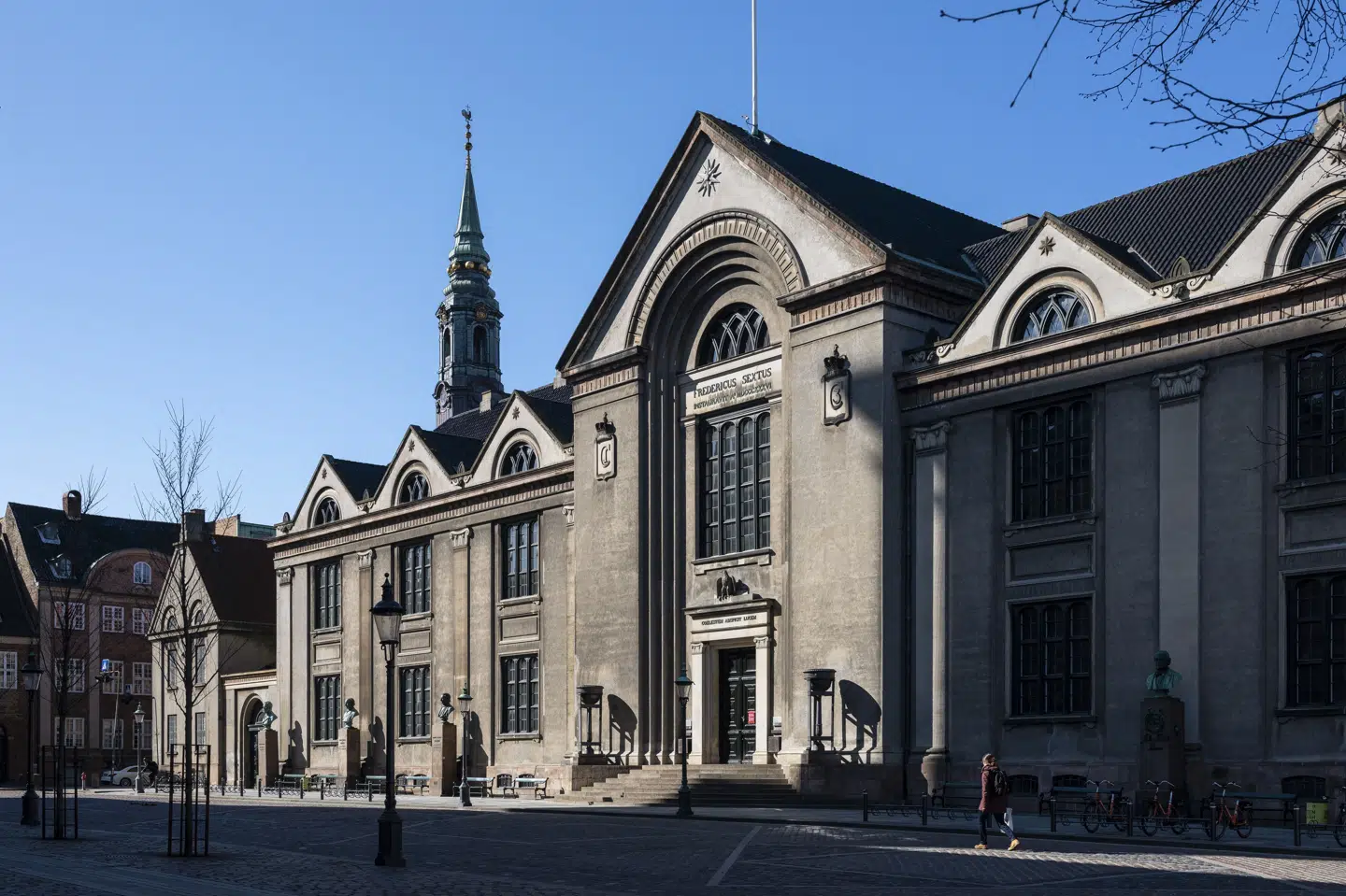 Flest kvote 2-ansøgere har søgt om studieplads på psykologi-, civilingeniør- og medicinstudiet. Københavns Universitet (KU) er den uddannelsesinstitution, der har fået flest ansøgninger fra kvote 2-ansøgere. KU har flere afdelinger, heriblandt på Vor Frue Plads i København. (Arkivfoto).