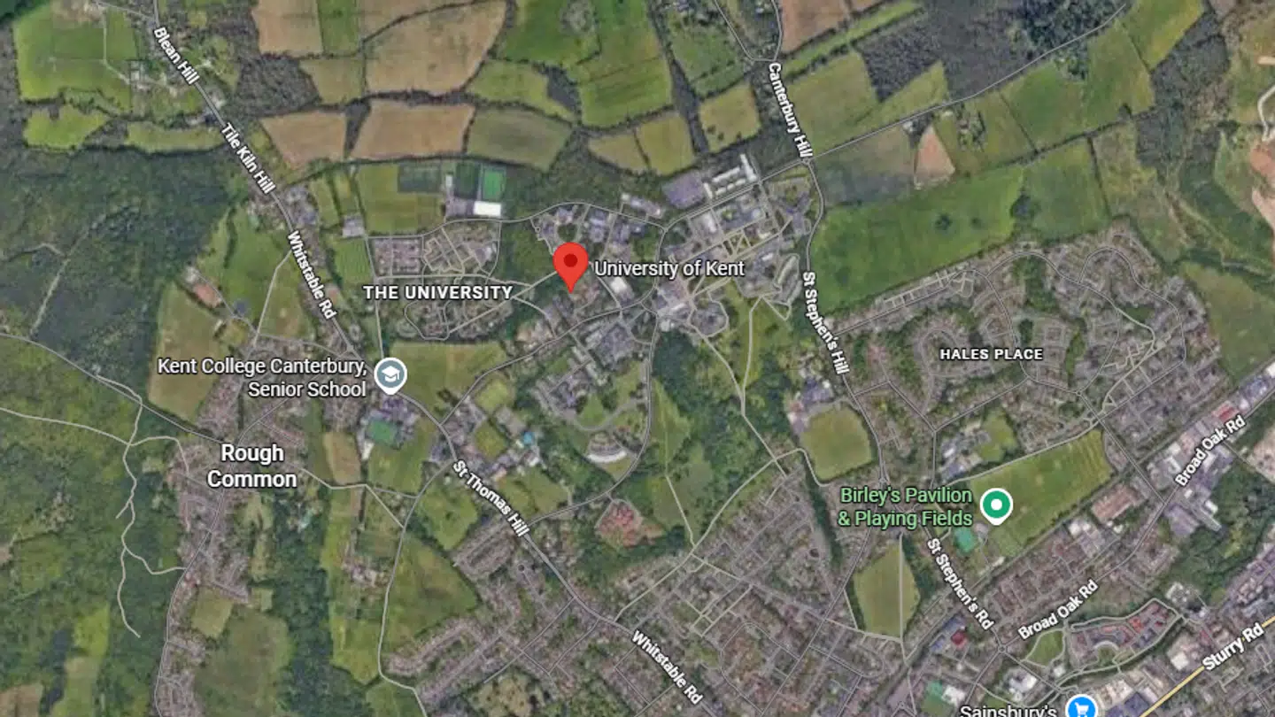 Det er på University of Kent i Canterbury-området sydøst for London, at udbruddet af hjernehindebetændelse er fundet sted.