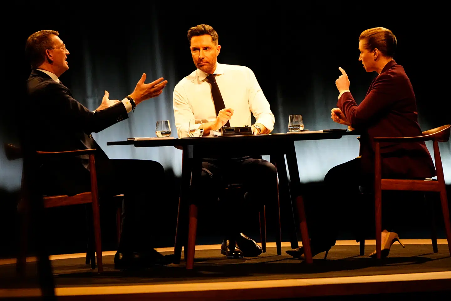 Mette Frederiksen (S) og Troels Lund Poulsen (V) i den sidste statsministerduel inden valget 24. marts.