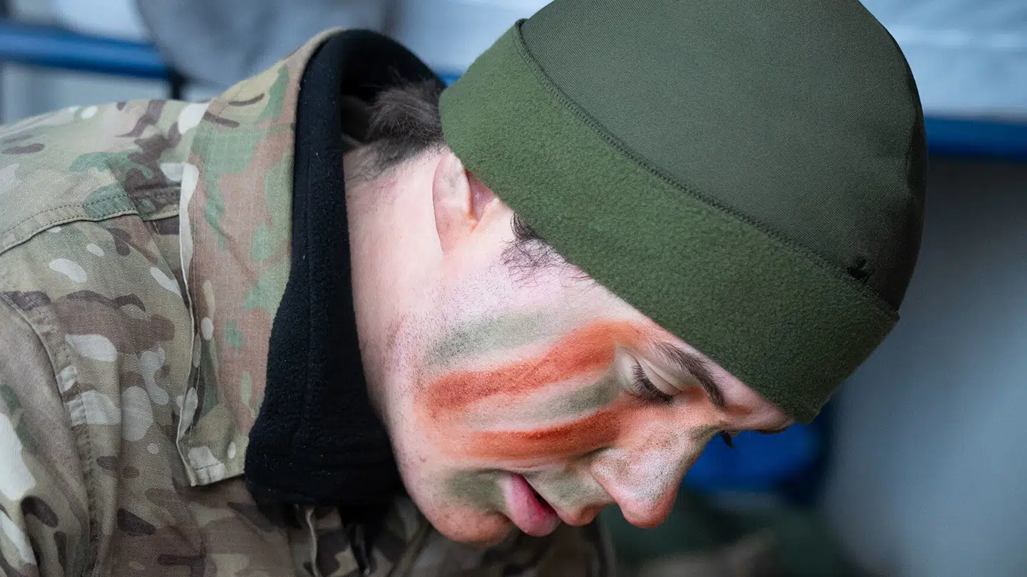 Kronprins Christian underskrev – i fuld krigsmaling hjemme på kasernen – et lovforslag, som B.T. nu kan løfte sløret for. Foto: Kongehuset