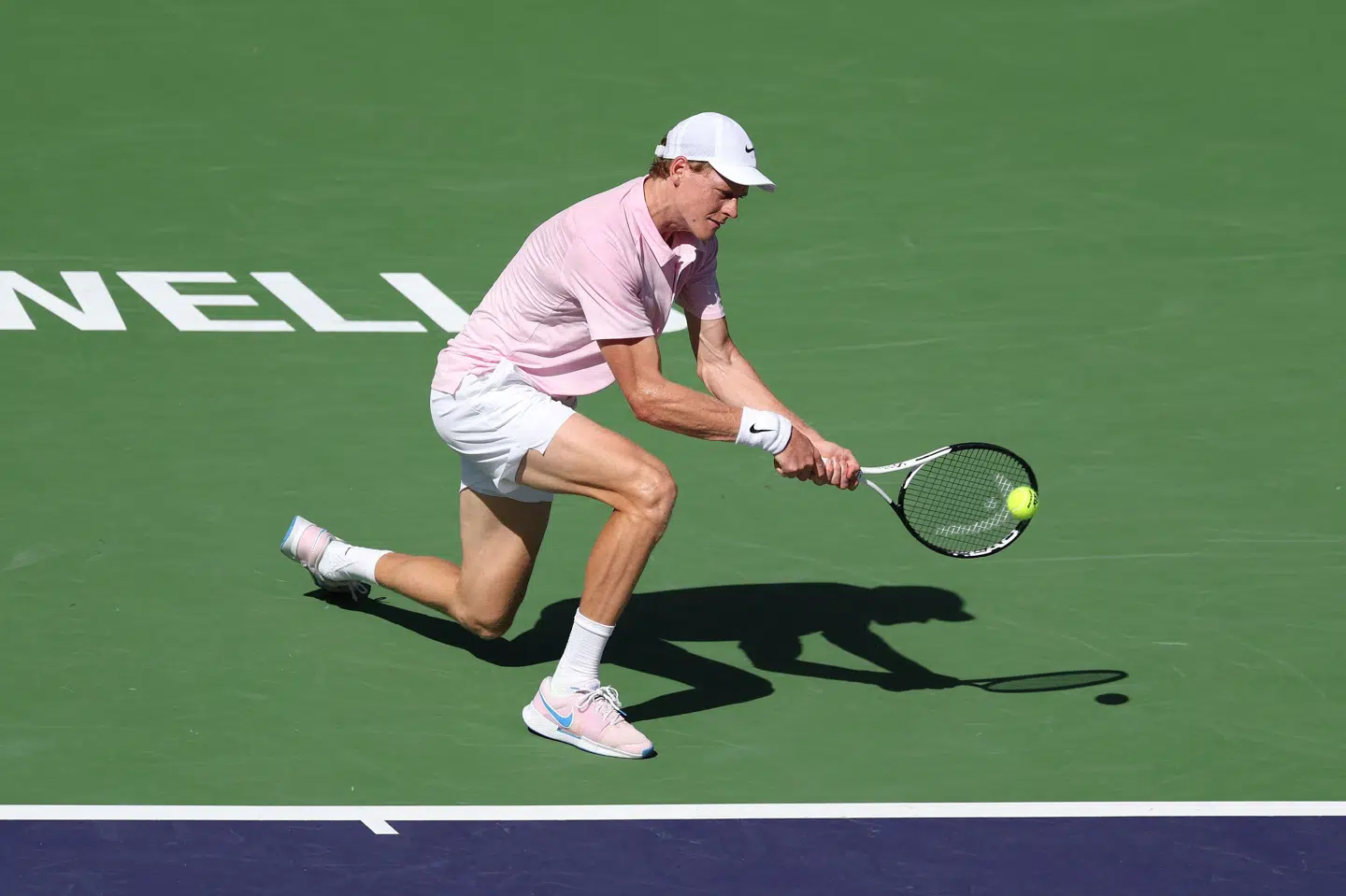 Jannik Sinner slog i finalen Daniil Medvedev, der tvang begge sæt ud i tiebreak.