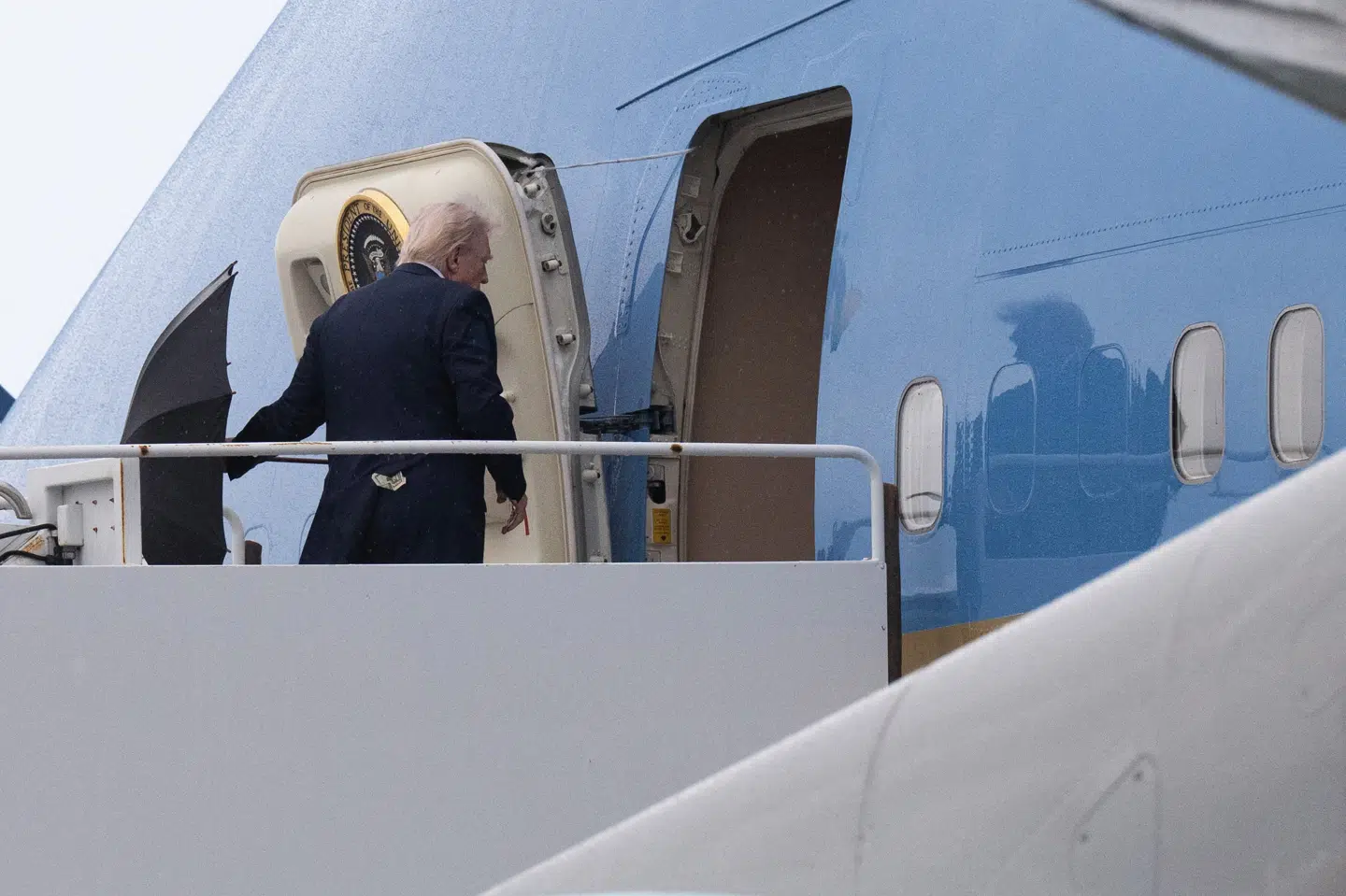 USA's præsident, Donald Trump, gik søndag lokal tid om bord på præsidentflyet Air Force One i West Palm Beach i den amerikanske delstat Florida. Trump brugte weekenden i sit Mar-a-Lago-resort. (Arkivfoto).