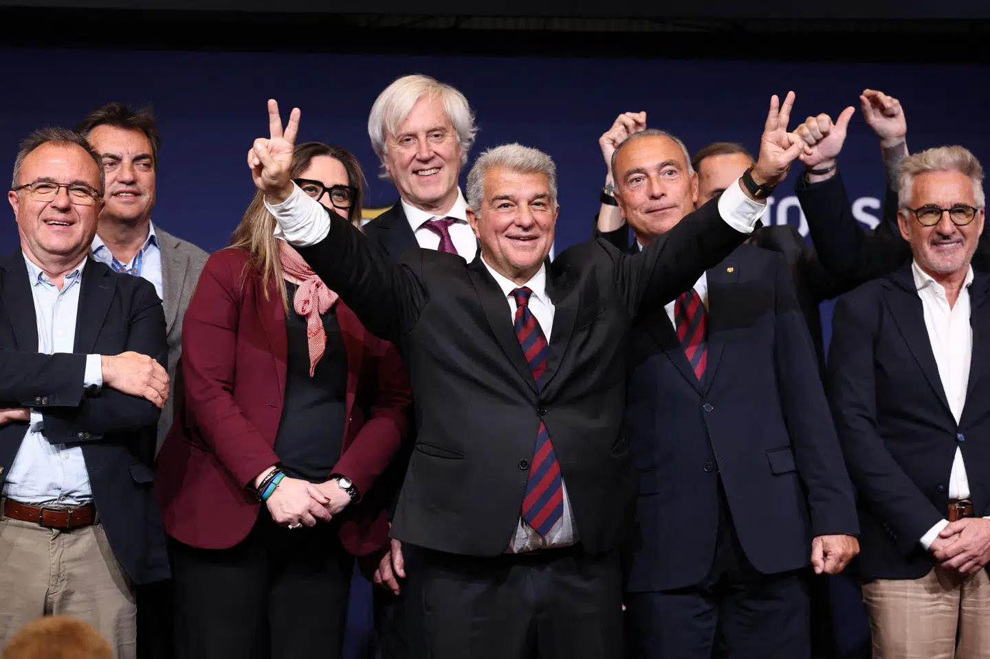 Joan Laporta (i midten) jubler over genvalget, der betyder, at han fortsætter som præsident i FC Barcelona frem til 2031.