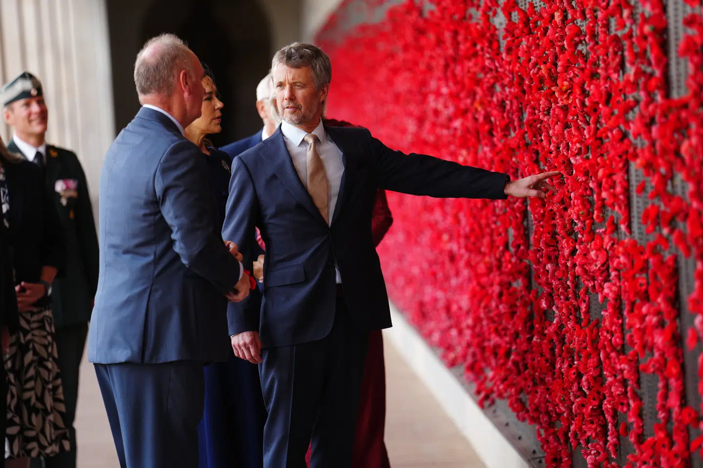 Kongeparret var mandag morgen med til at sætte valmuer i væggen.