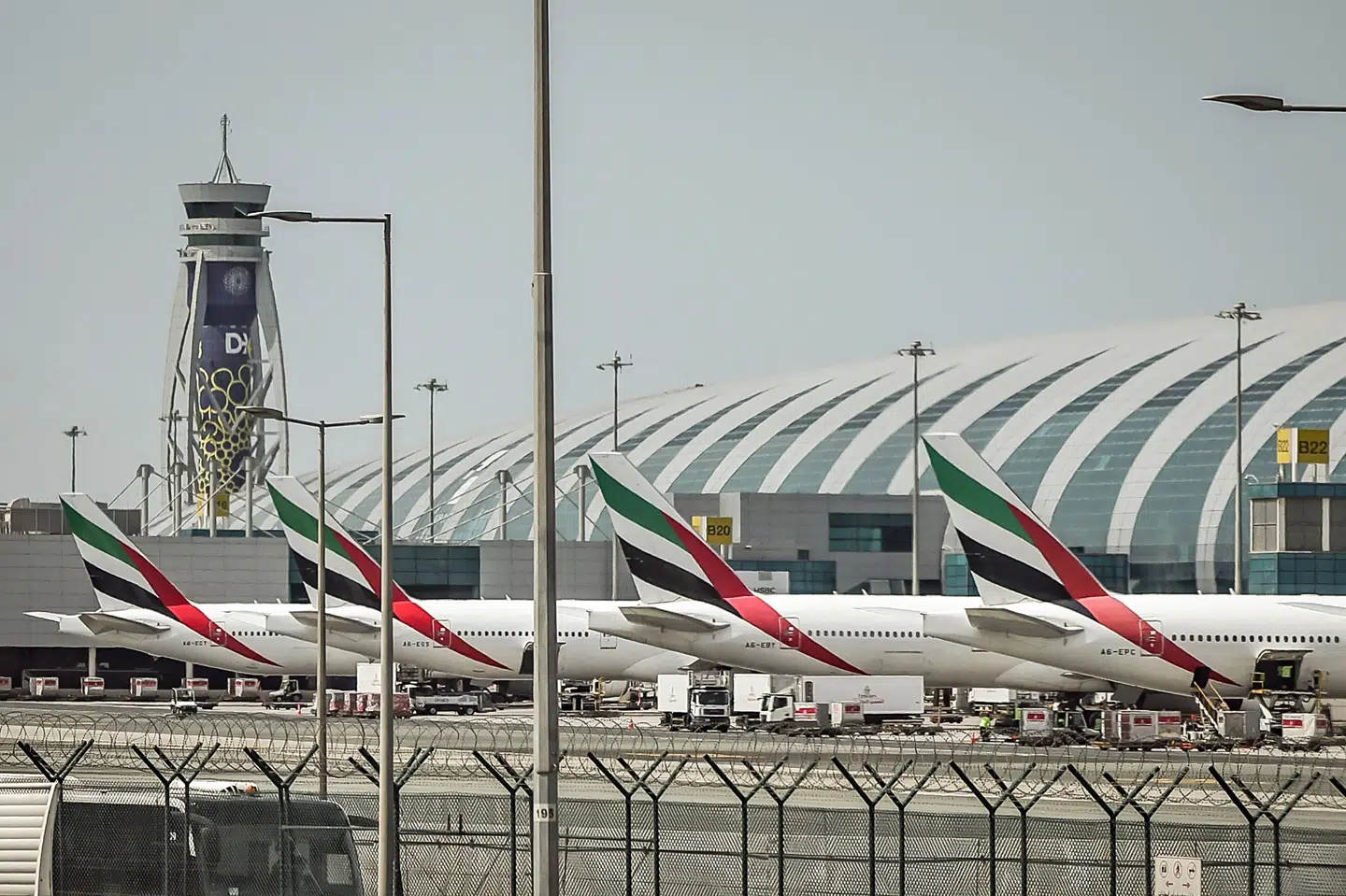 Den internationale lufthavn i Dubai er en af de travleste i verden. Alle flyvninger er natten til mandag indstillet efter et droneangreb i nærheden af lufthavnen. (Arkivfoto)