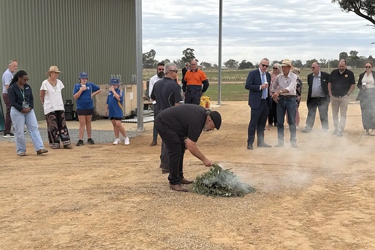 Solcelleparken i Lancaster er blevet opført på et område, der traditonelt tilhører et af Australiens oprindelige folk. Repræsentanter for folket velsignede mandag parken ved en såkaldt smokingceremoni.